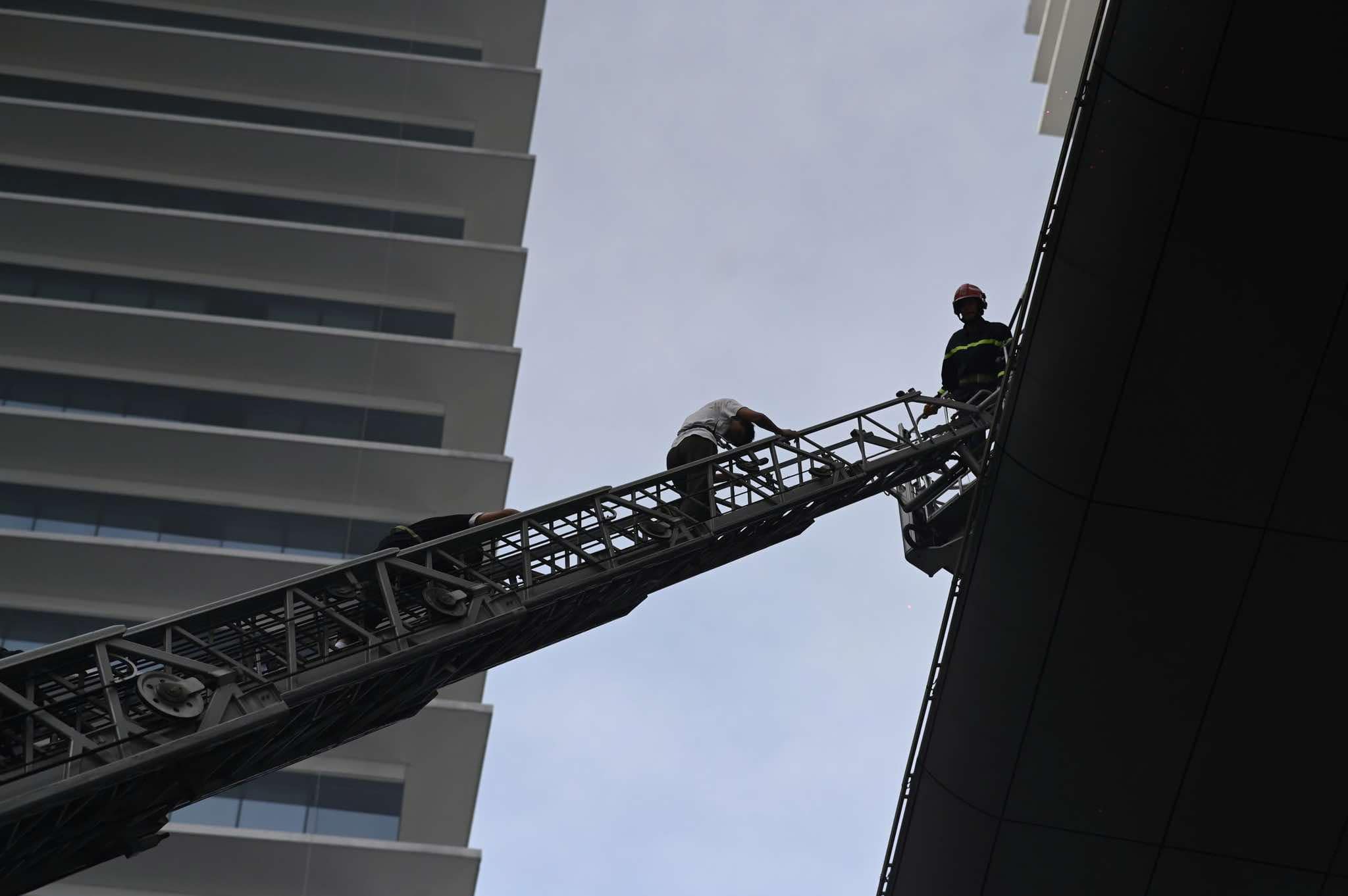 Cảnh s&aacute;t c&ugrave;ng robot, ch&oacute; nghiệp vụ diễn tập chữa ch&aacute;y tại t&ograve;a nh&agrave; đang c&oacute; 3.000 người- Ảnh 6.