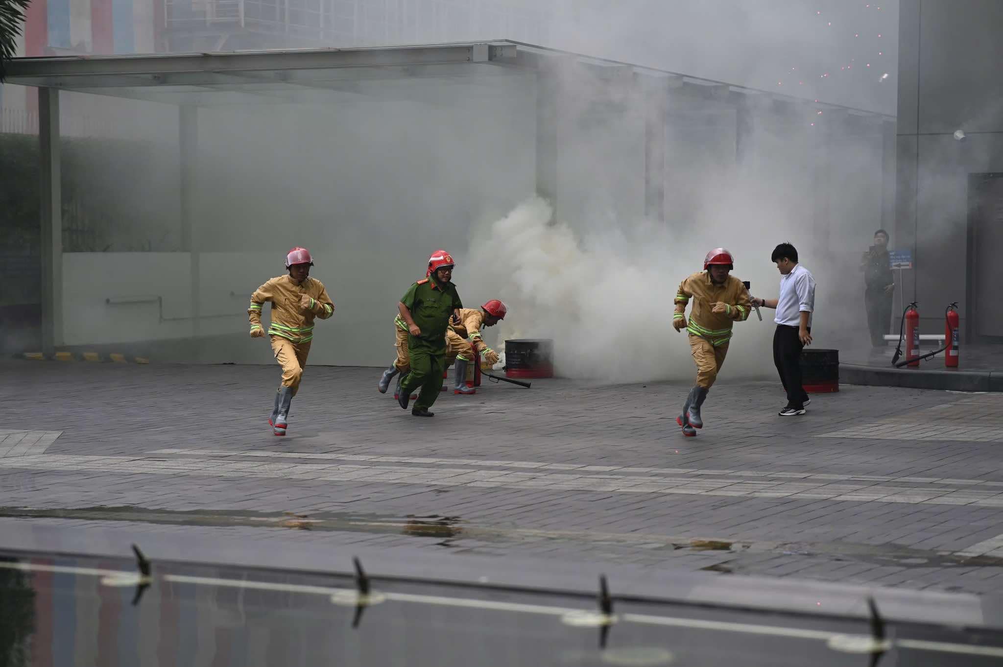 Cảnh s&aacute;t c&ugrave;ng robot, ch&oacute; nghiệp vụ diễn tập chữa ch&aacute;y tại t&ograve;a nh&agrave; đang c&oacute; 3.000 người- Ảnh 7.