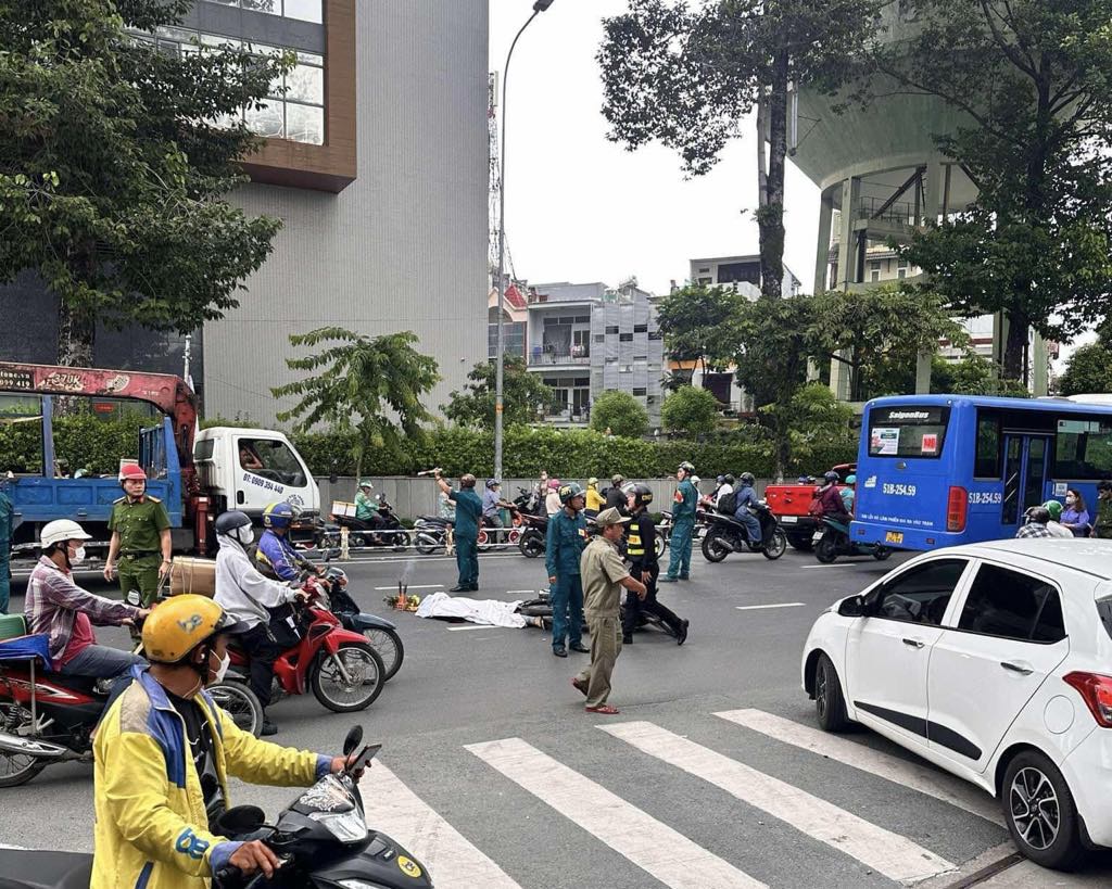 TP.HCM: Người đi xe máy tử vong vì va chạm với xe buýt- Ảnh 1. TP.HCM: Người đi xe máy tử vong vì va chạm với xe buýt- Ảnh 1.