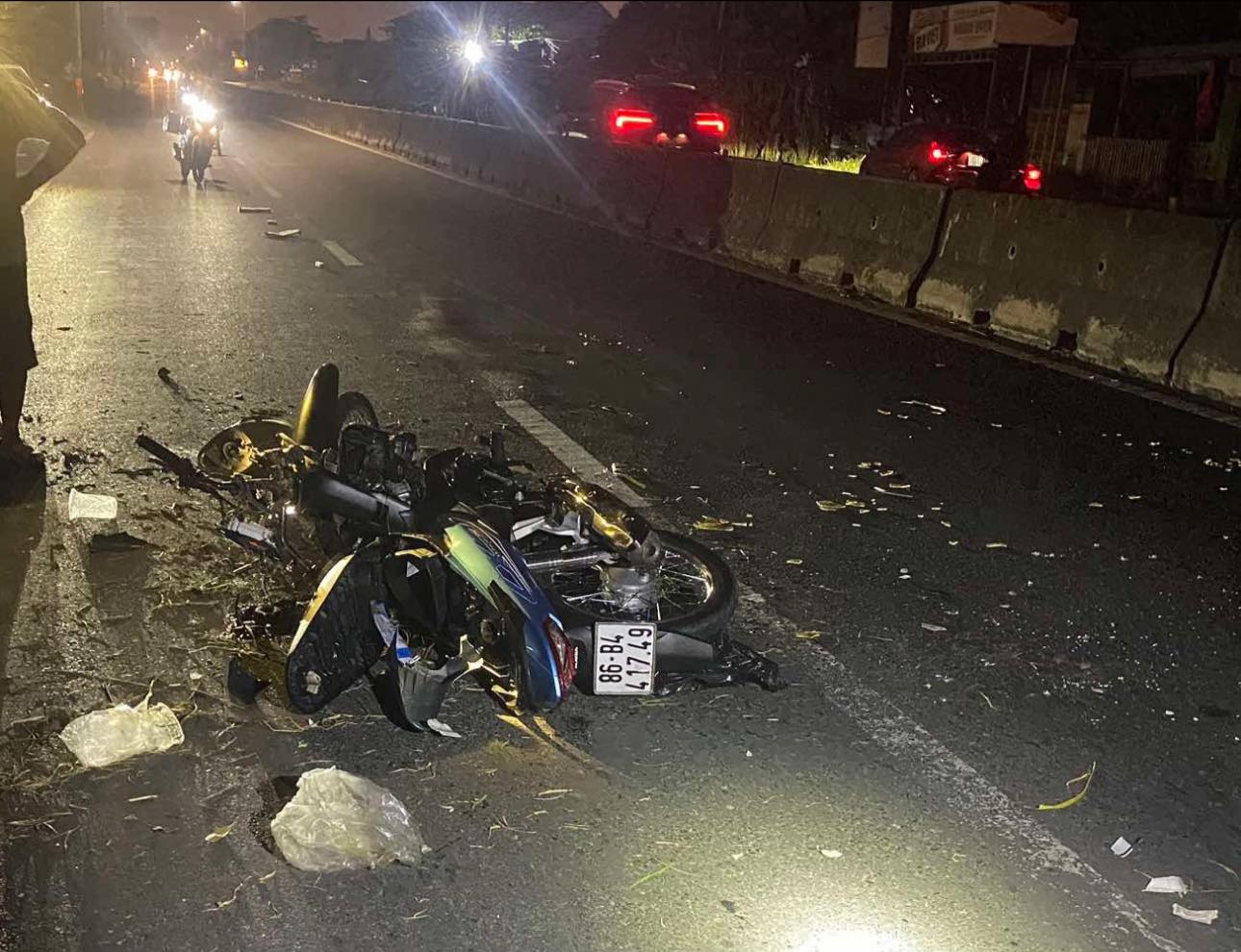 Nam thanh ni&ecirc;n t&ocirc;ng cột điện tử vong tr&ecirc;n QL1 ở B&igrave;nh Thuận- Ảnh 1.