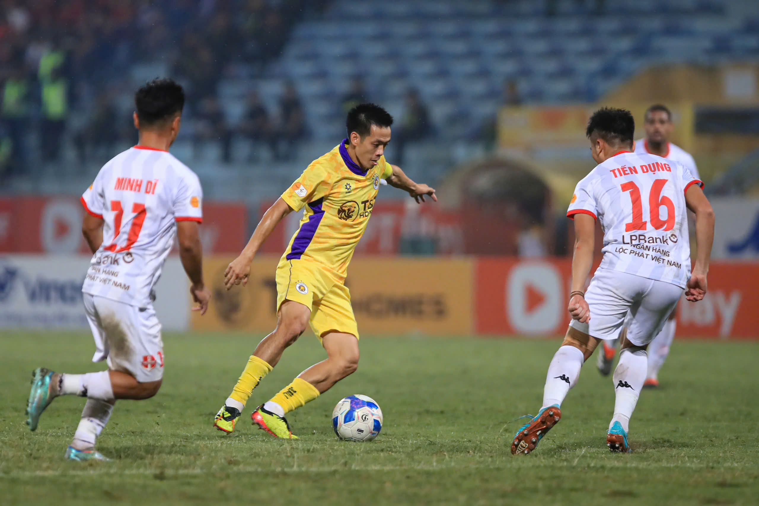 Vượt mặt C&ocirc;ng Vinh, Văn Quyết đi v&agrave;o lịch sử V-League- Ảnh 1.