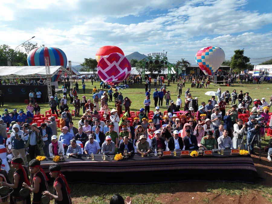 Ngắm khinh kh&iacute; cầu rực rỡ sắc m&agrave;u giữa xứ sở hoa d&atilde; quỳ- Ảnh 6.