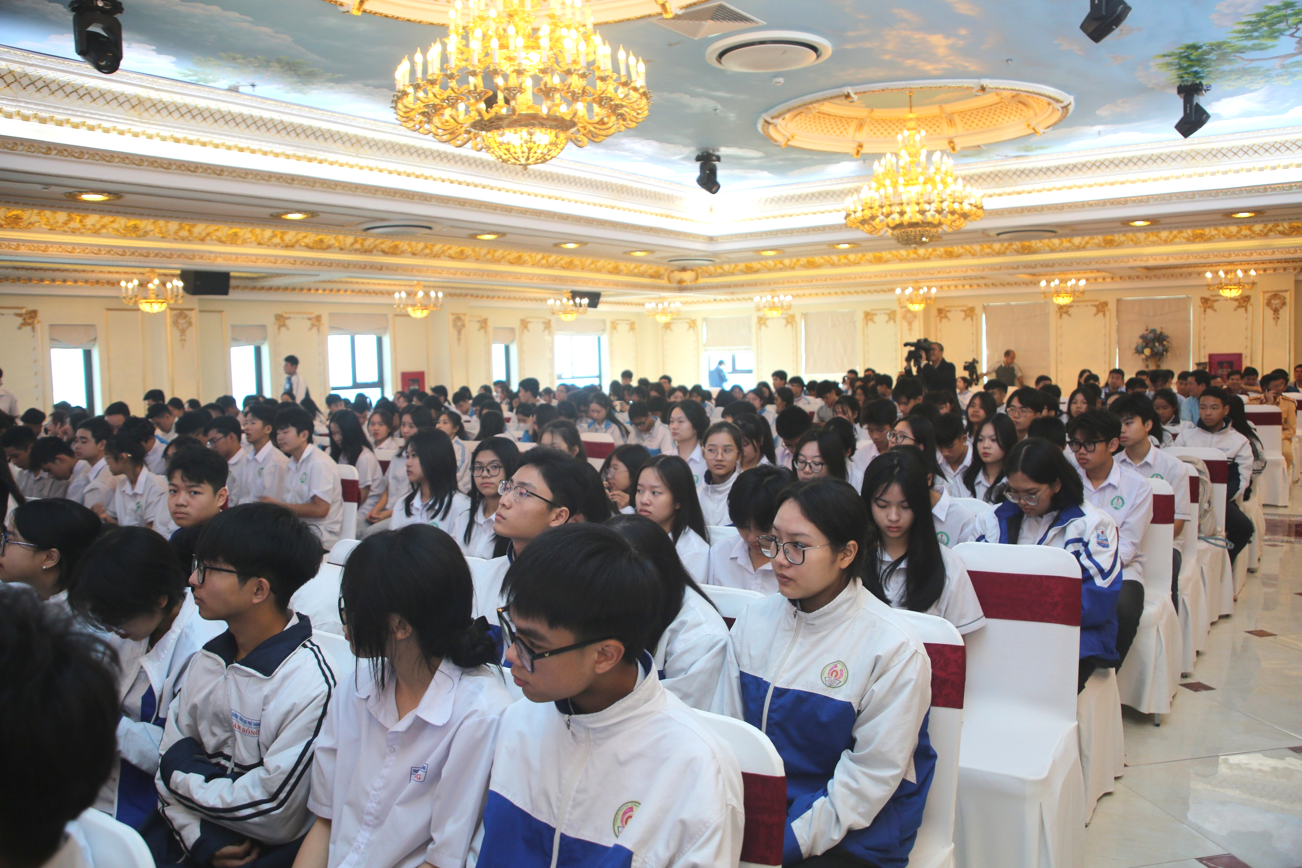 Phụ huynh, học sinh ngỡ ngàng với bản án giao xe máy cho trẻ vị thành niên- Ảnh 7. Phụ huynh, học sinh ngỡ ngàng với bản án giao xe máy cho trẻ vị thành niên- Ảnh 7.