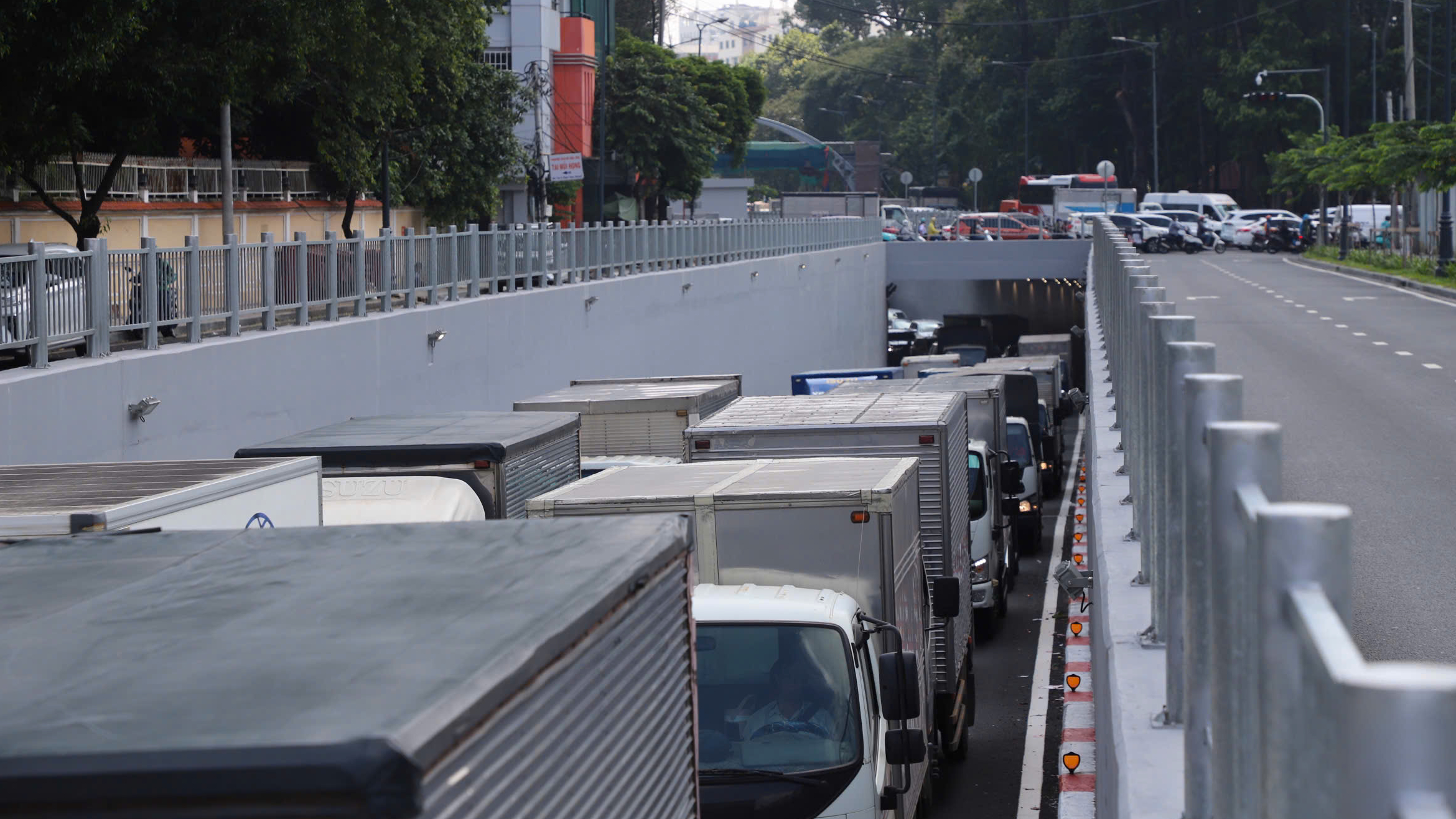 Đường trăm tỷ cạnh sân bay Tân Sơn Nhất tạm thông xe vẫn vắng hoe vì dân... chưa biết- Ảnh 4. Đường trăm tỷ cạnh sân bay Tân Sơn Nhất tạm thông xe vẫn vắng hoe vì dân... chưa biết- Ảnh 4.