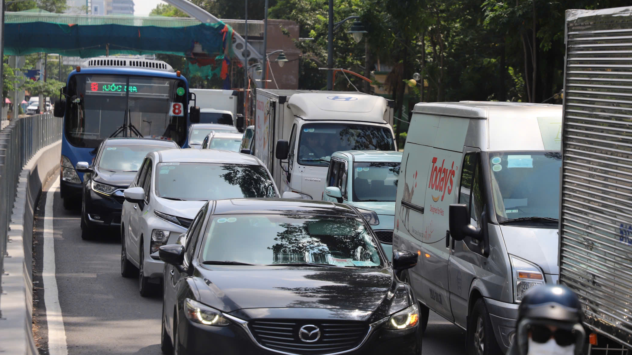 Đường trăm tỷ cạnh sân bay Tân Sơn Nhất tạm thông xe vẫn vắng hoe vì dân... chưa biết- Ảnh 6. Đường trăm tỷ cạnh sân bay Tân Sơn Nhất tạm thông xe vẫn vắng hoe vì dân... chưa biết- Ảnh 6.