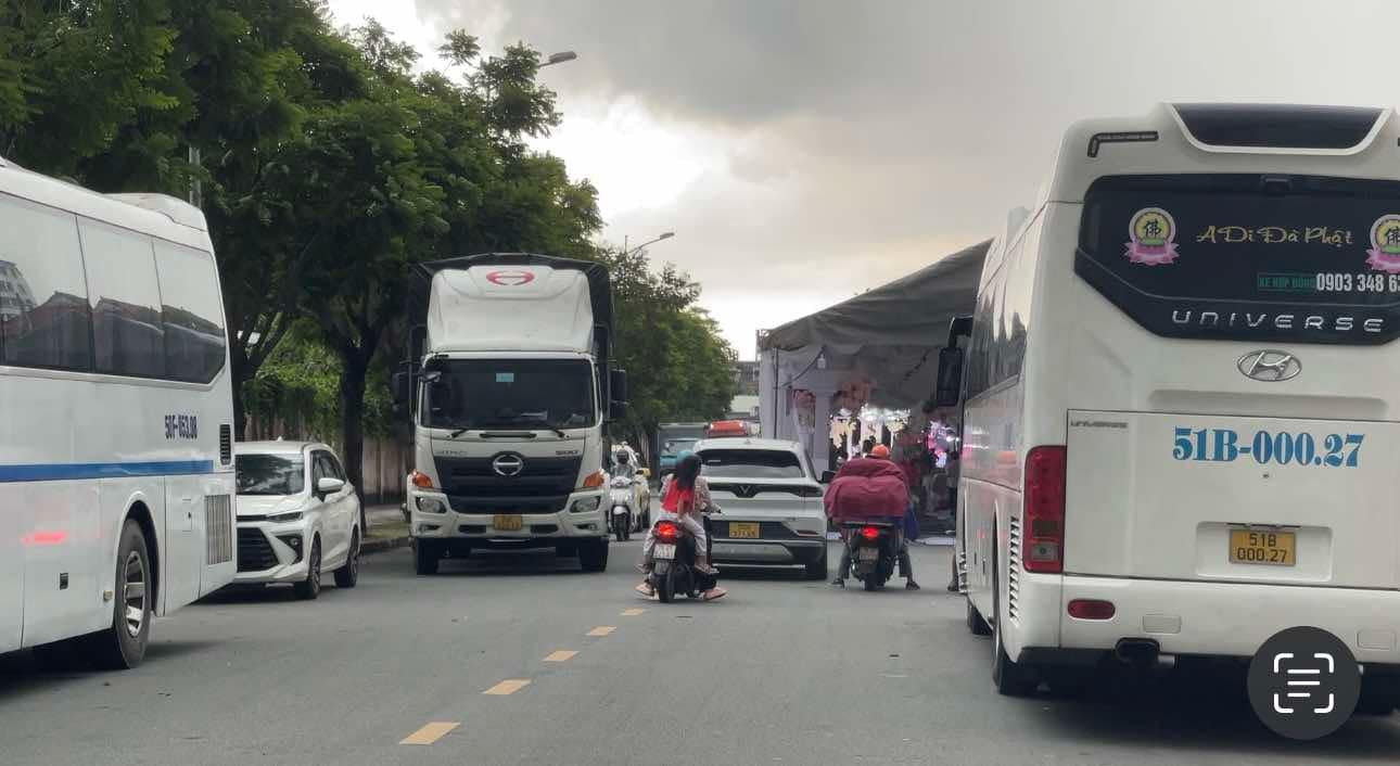 Rạp cưới dựng giữa đường ở TP.HCM, &ocirc; t&ocirc; phải đi ngược chiều- Ảnh 2.