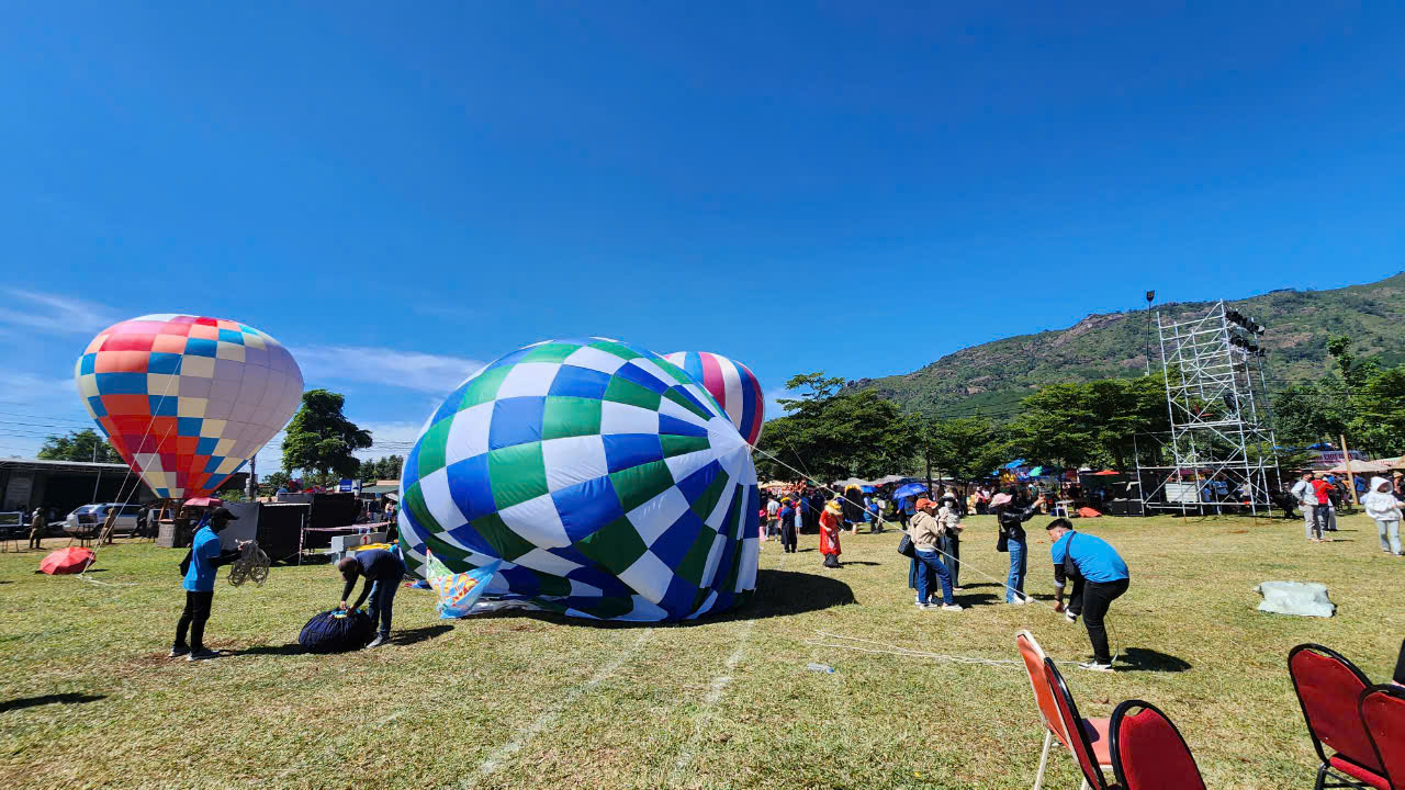 Ngắm khinh kh&iacute; cầu rực rỡ sắc m&agrave;u giữa xứ sở hoa d&atilde; quỳ- Ảnh 9.