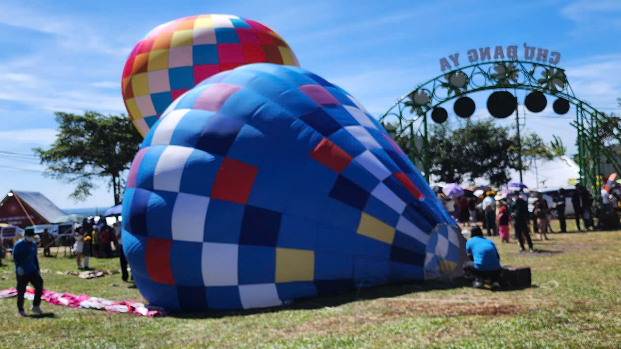 Ngắm khinh kh&iacute; cầu rực rỡ sắc m&agrave;u giữa xứ sở hoa d&atilde; quỳ- Ảnh 7.