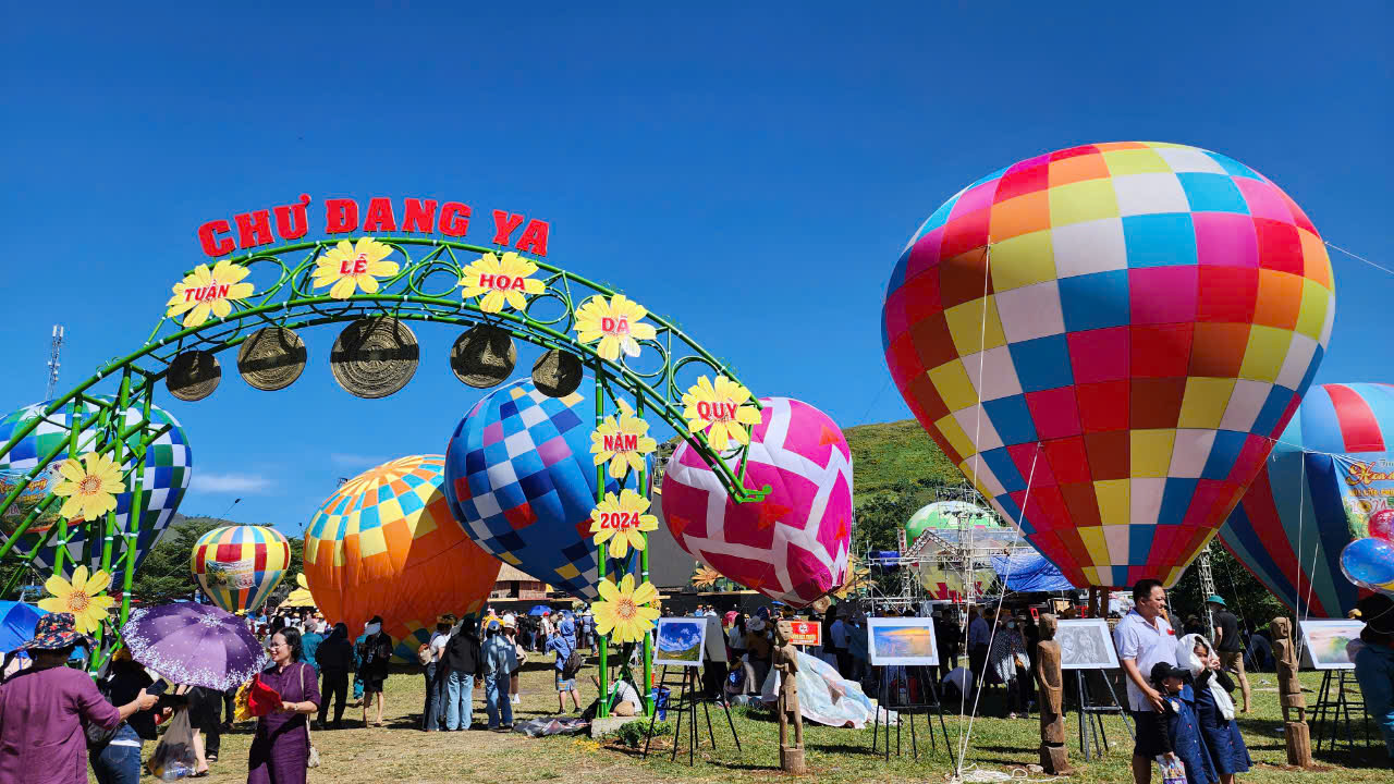 Ngắm khinh kh&iacute; cầu rực rỡ sắc m&agrave;u giữa xứ sở hoa d&atilde; quỳ- Ảnh 2.