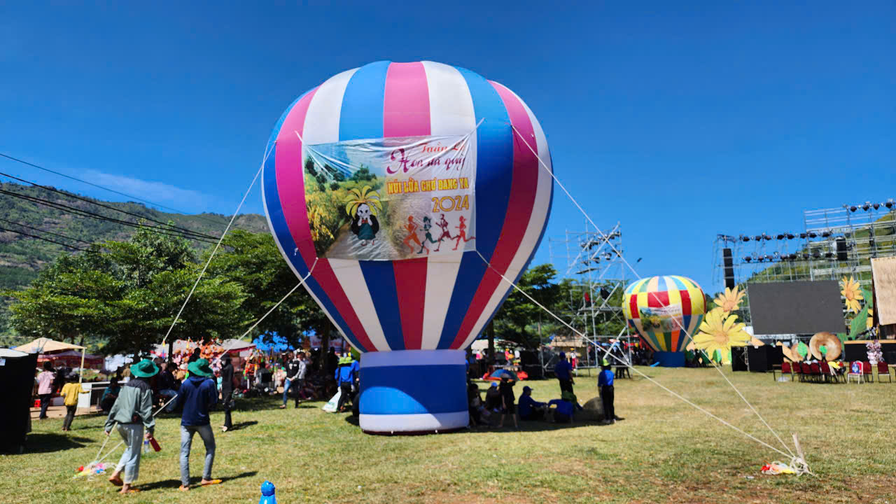 Ngắm khinh kh&iacute; cầu rực rỡ sắc m&agrave;u giữa xứ sở hoa d&atilde; quỳ- Ảnh 3.