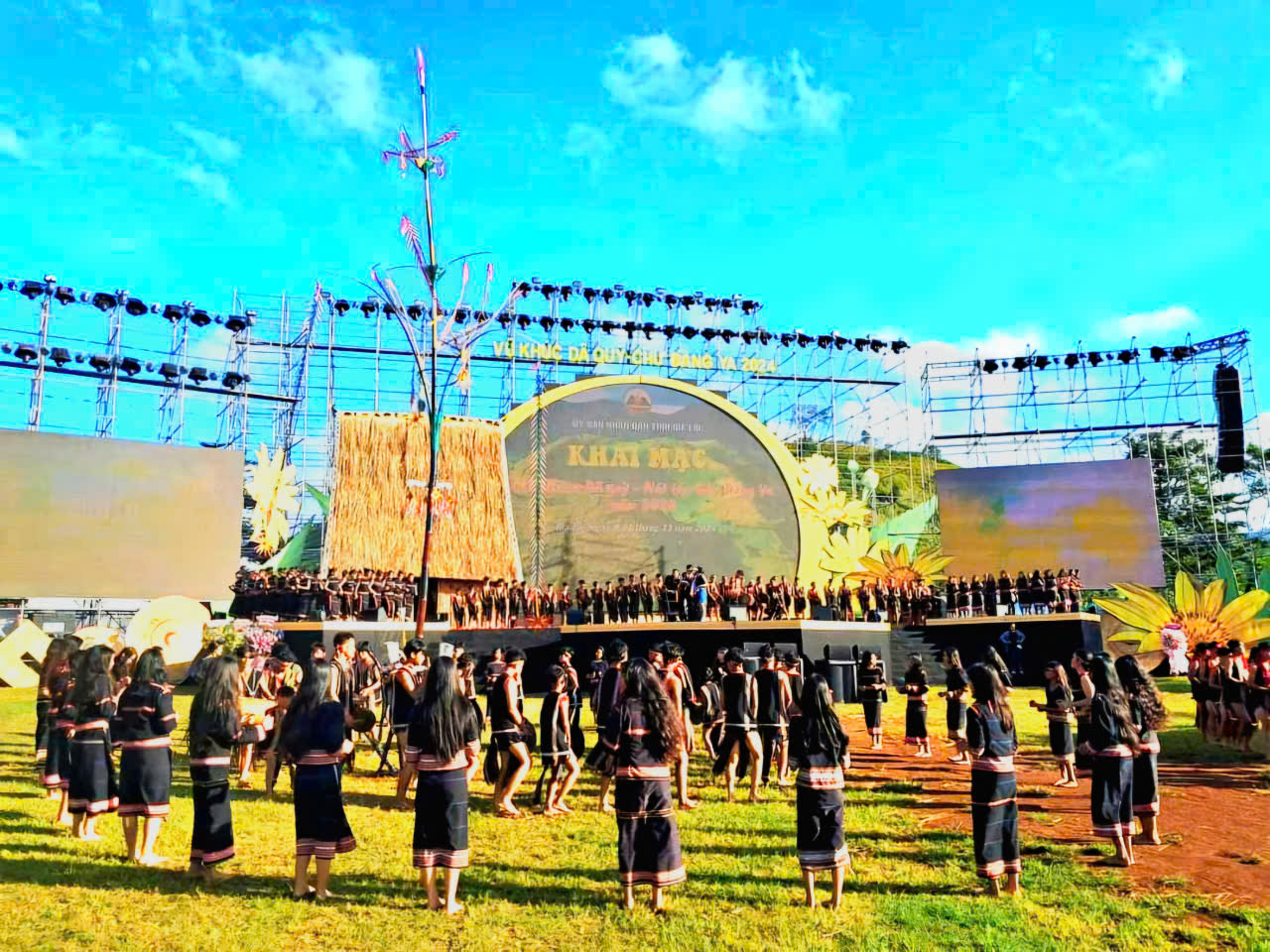 Ngắm khinh kh&iacute; cầu rực rỡ sắc m&agrave;u giữa xứ sở hoa d&atilde; quỳ- Ảnh 11.