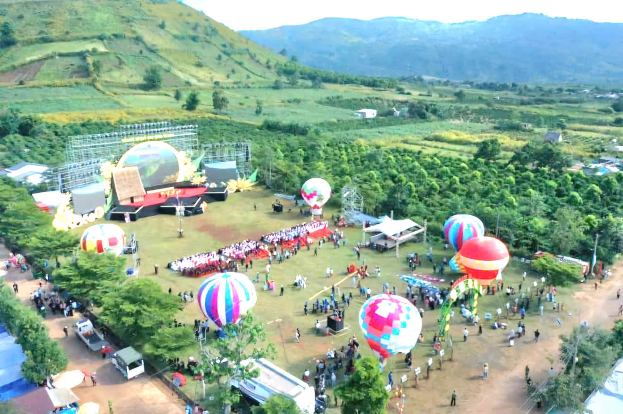 Ngắm khinh kh&iacute; cầu rực rỡ sắc m&agrave;u giữa xứ sở hoa d&atilde; quỳ- Ảnh 10.