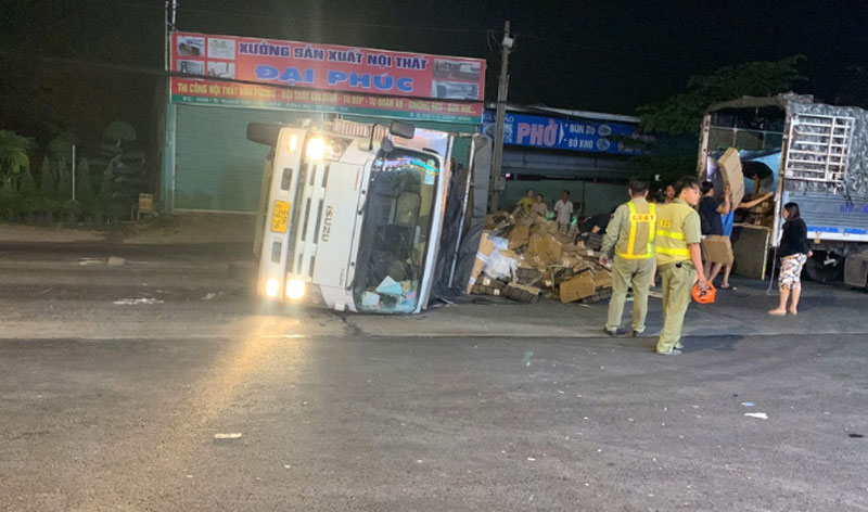 Chiếc xe tải lật ngang sau tai nạn.