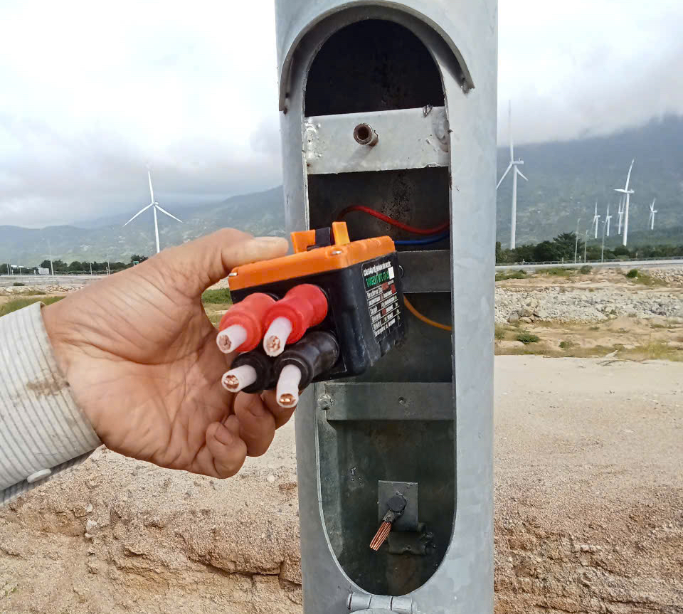 Cần nghi&ecirc;m trị nạn trộm c&aacute;p điện tr&ecirc;n cao tốc- Ảnh 1.