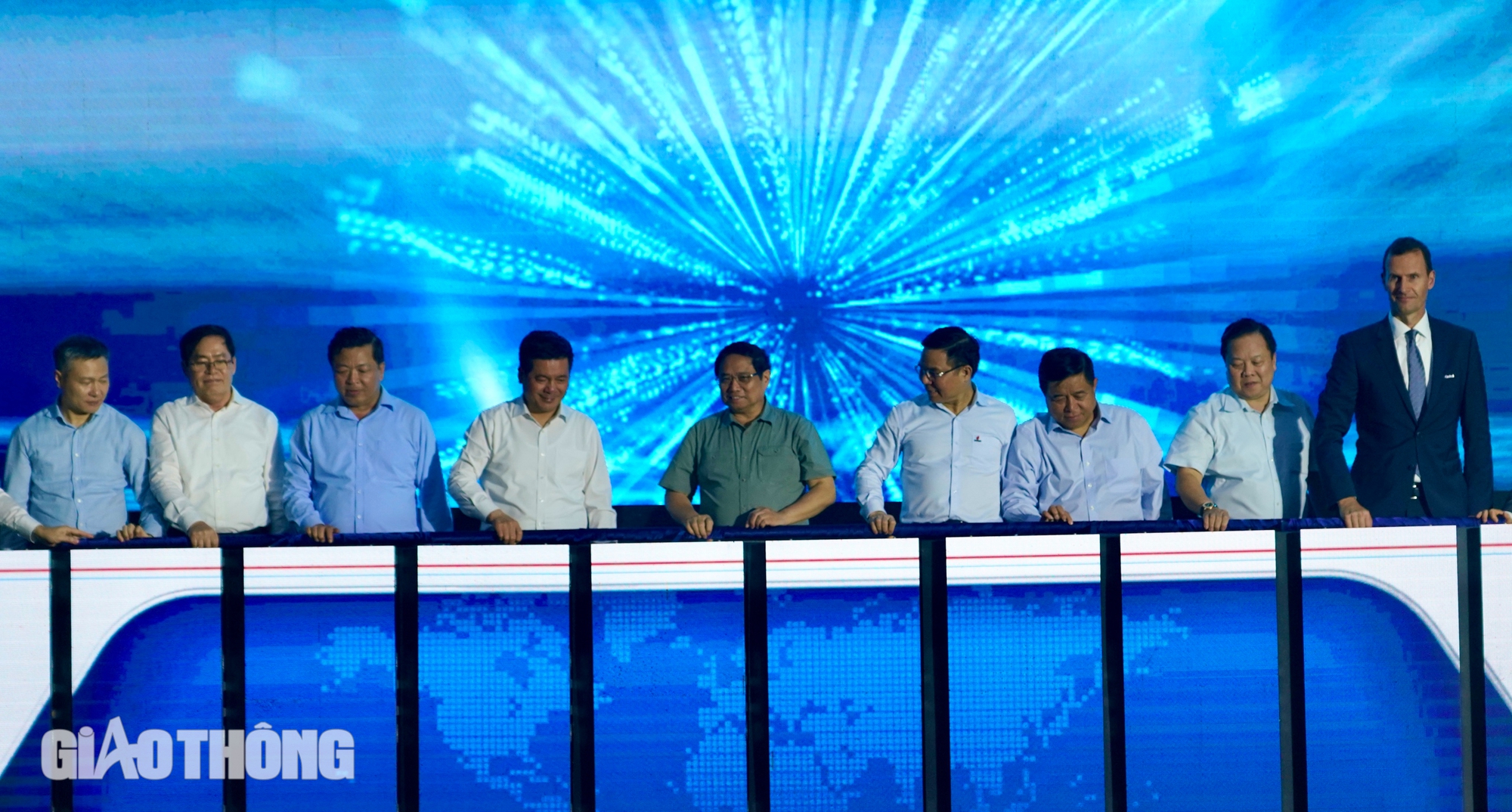 Thủ tướng: Chuyển đổi số, chuyển đổi xanh l&agrave; xu hướng kh&ocirc;ng thể đảo ngược- Ảnh 4.