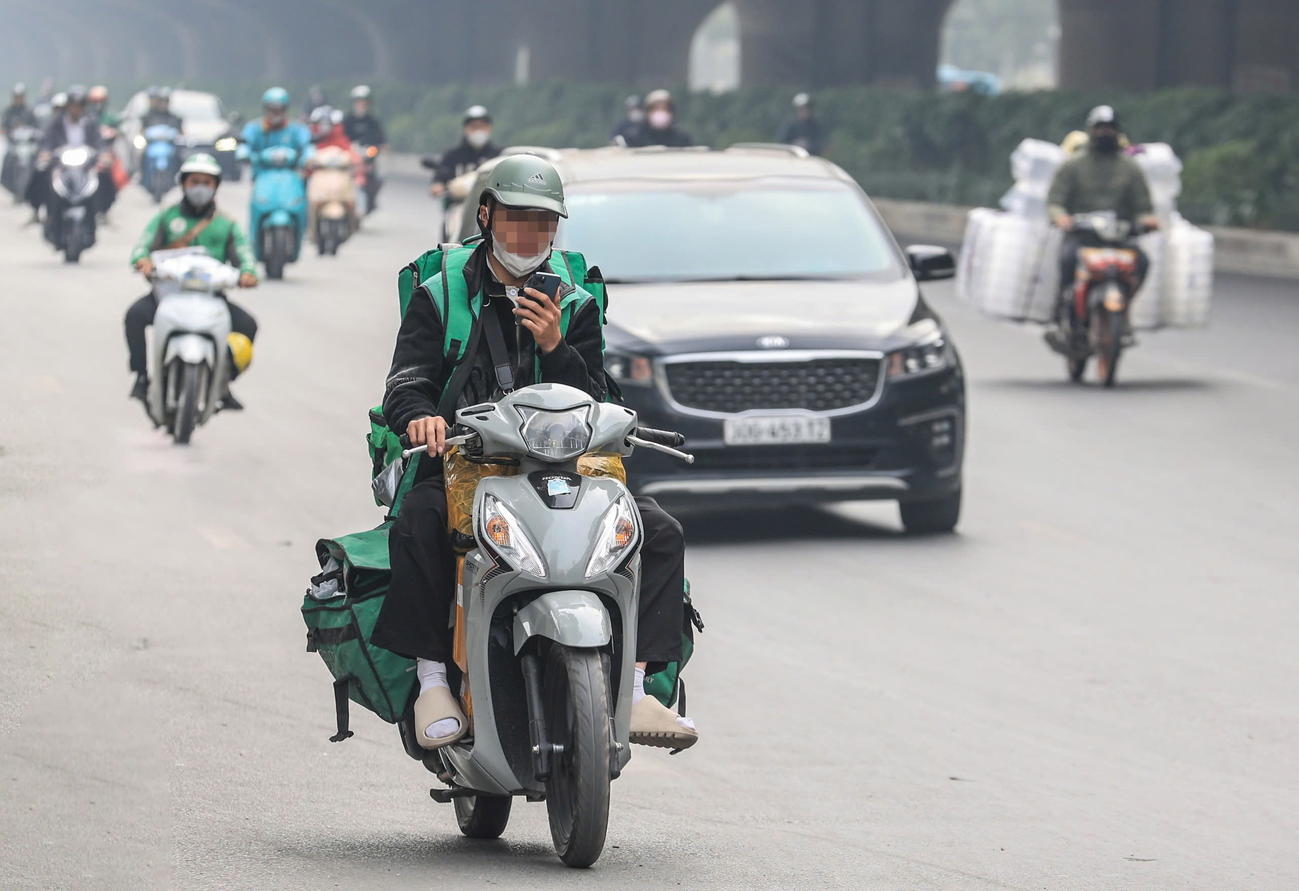 Mu&ocirc;n kiểu vi phạm của xe &ocirc;m c&ocirc;ng nghệ- Ảnh 1.