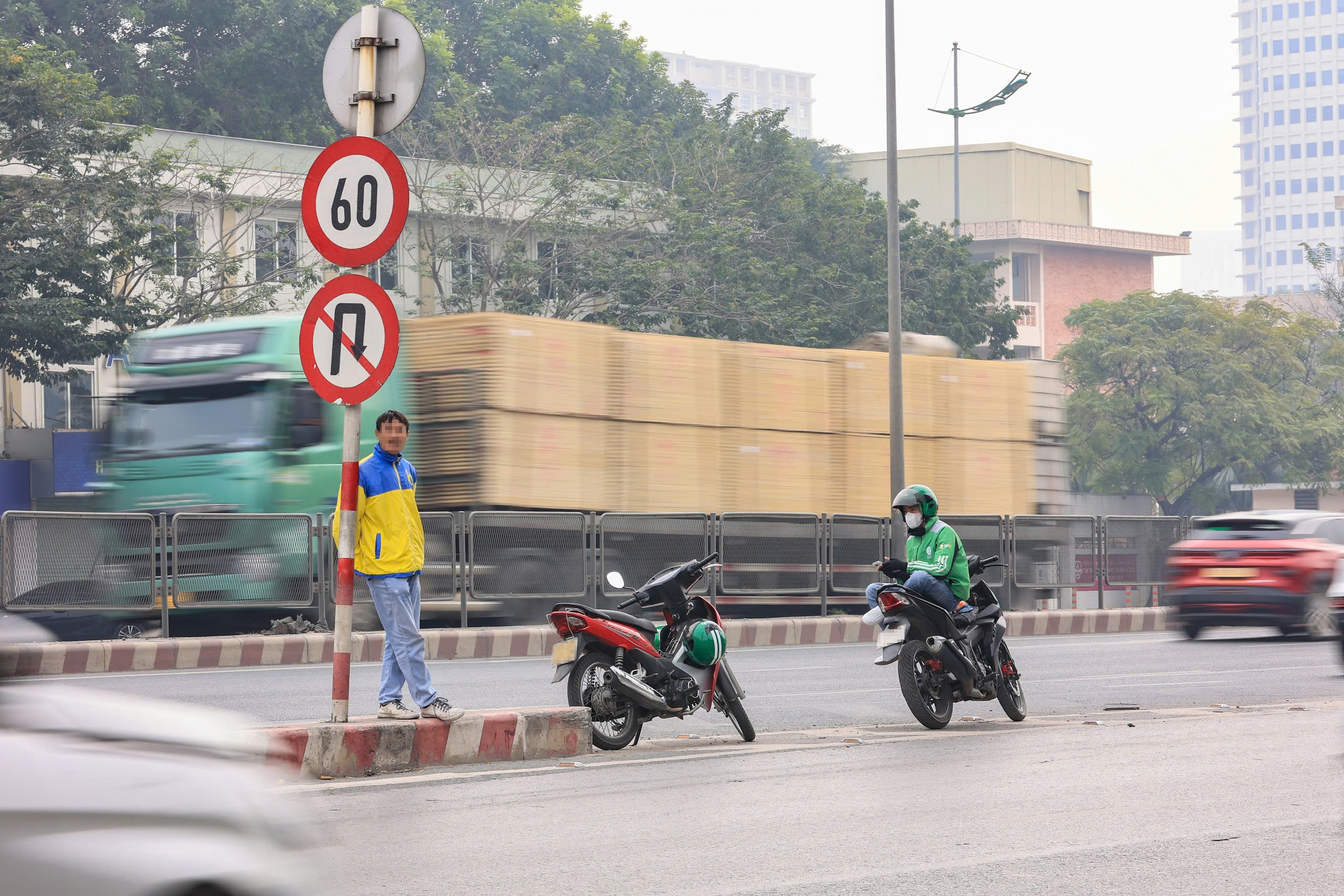 Mu&ocirc;n kiểu vi phạm của xe &ocirc;m c&ocirc;ng nghệ- Ảnh 11.