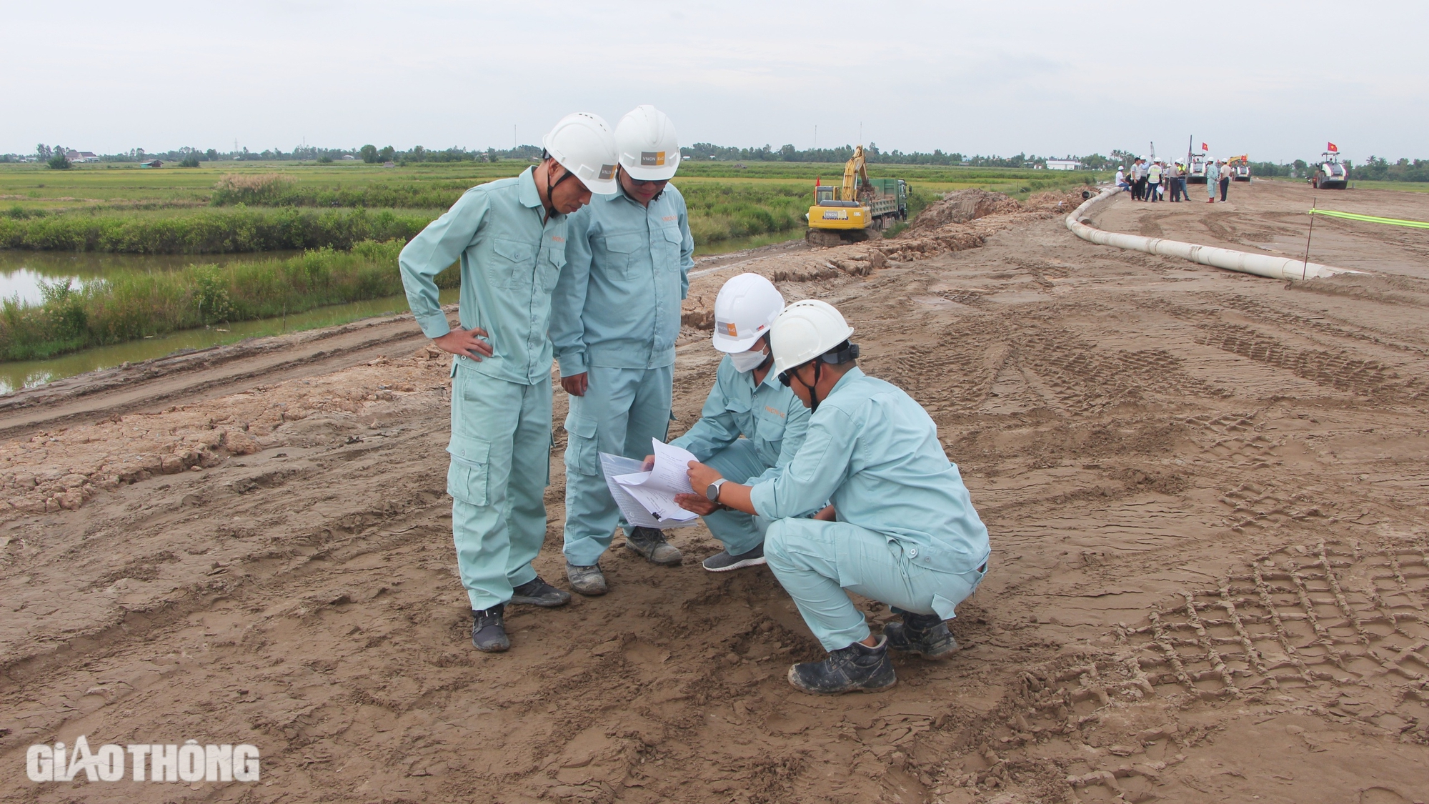 Nhộn nhịp thi c&ocirc;ng tr&ecirc;n c&ocirc;ng trường cao tốc Cần Thơ - C&agrave; Mau- Ảnh 9.