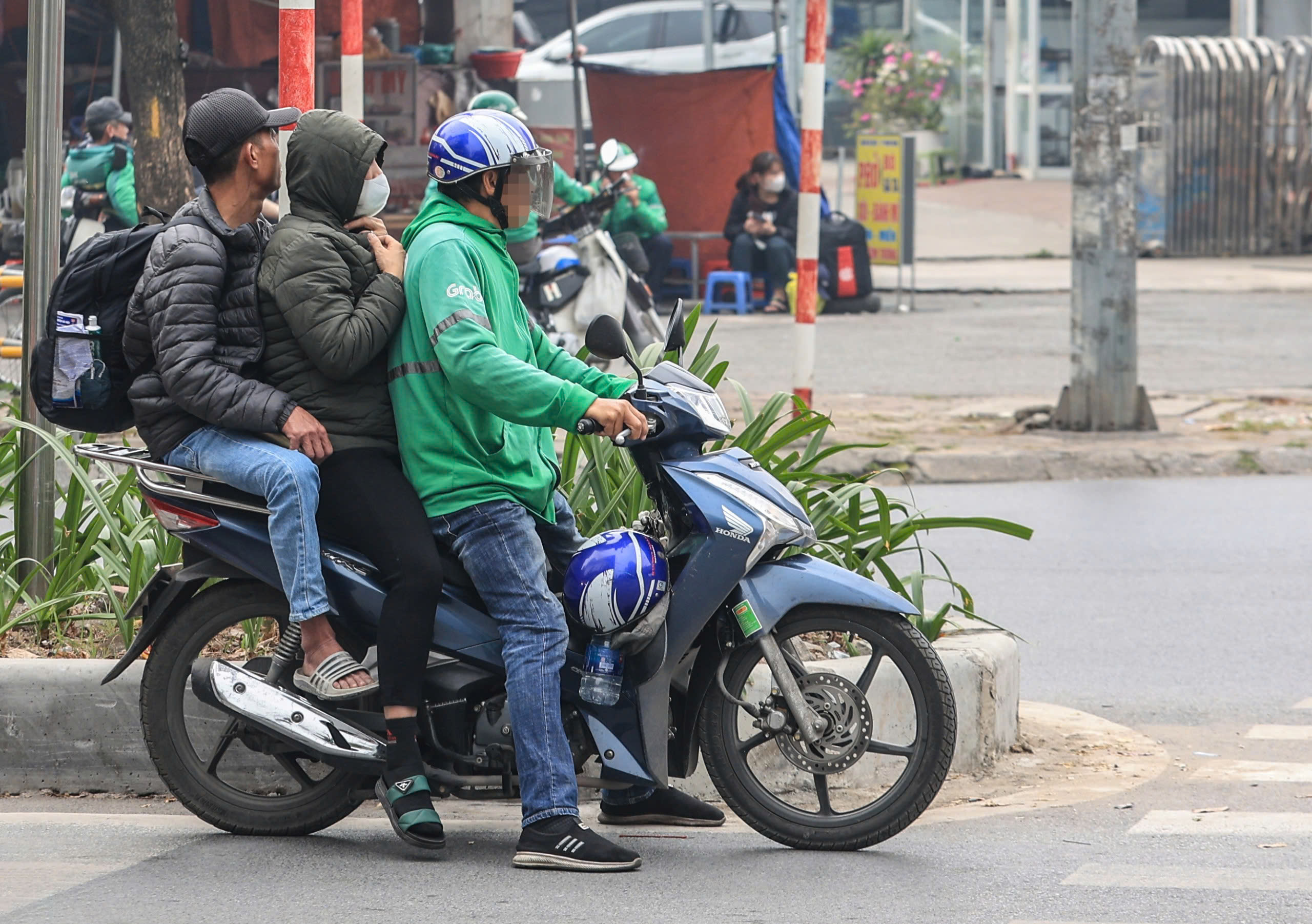 Mu&ocirc;n kiểu vi phạm của xe &ocirc;m c&ocirc;ng nghệ- Ảnh 9.