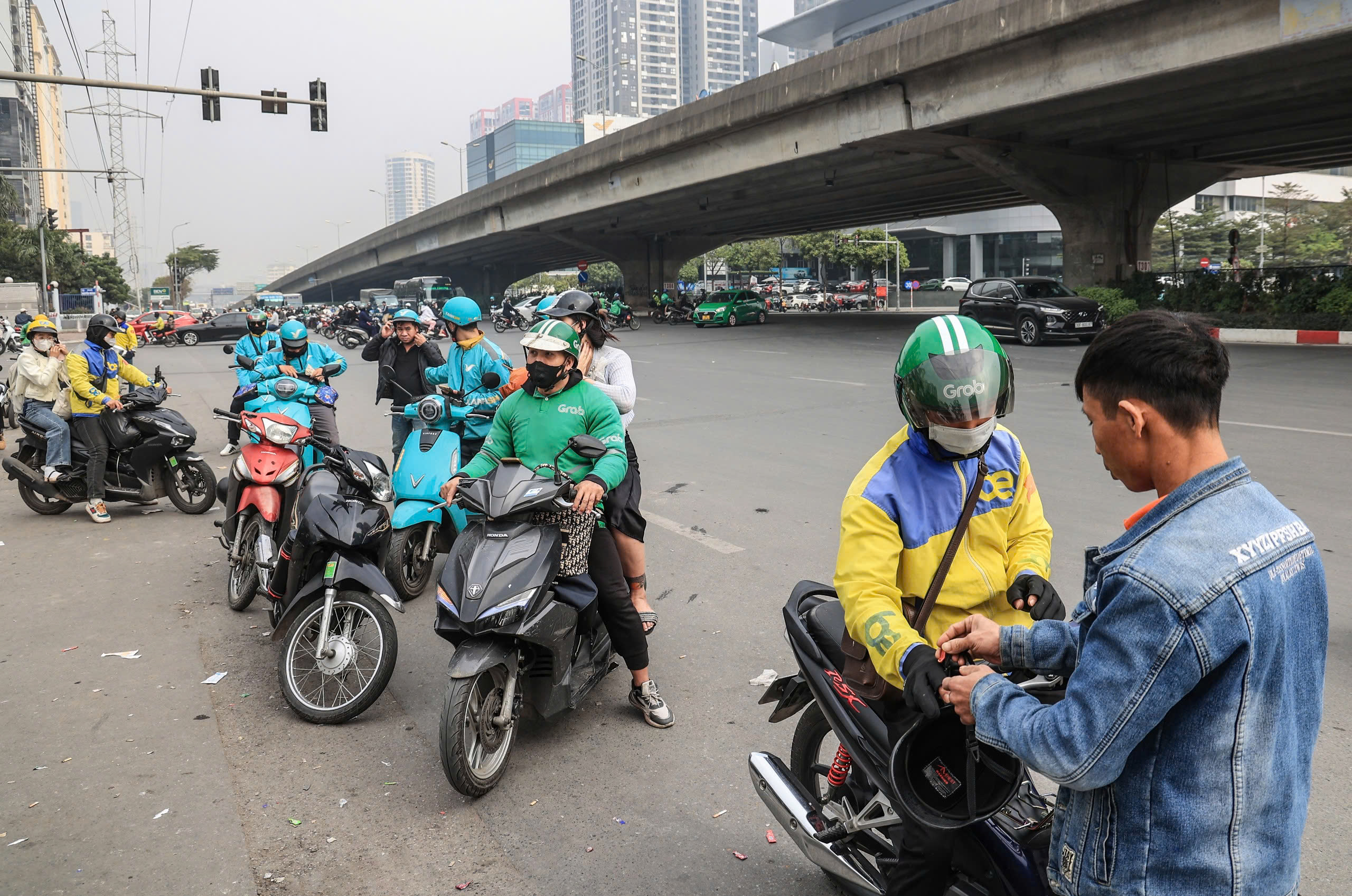 Mu&ocirc;n kiểu vi phạm của xe &ocirc;m c&ocirc;ng nghệ- Ảnh 10.