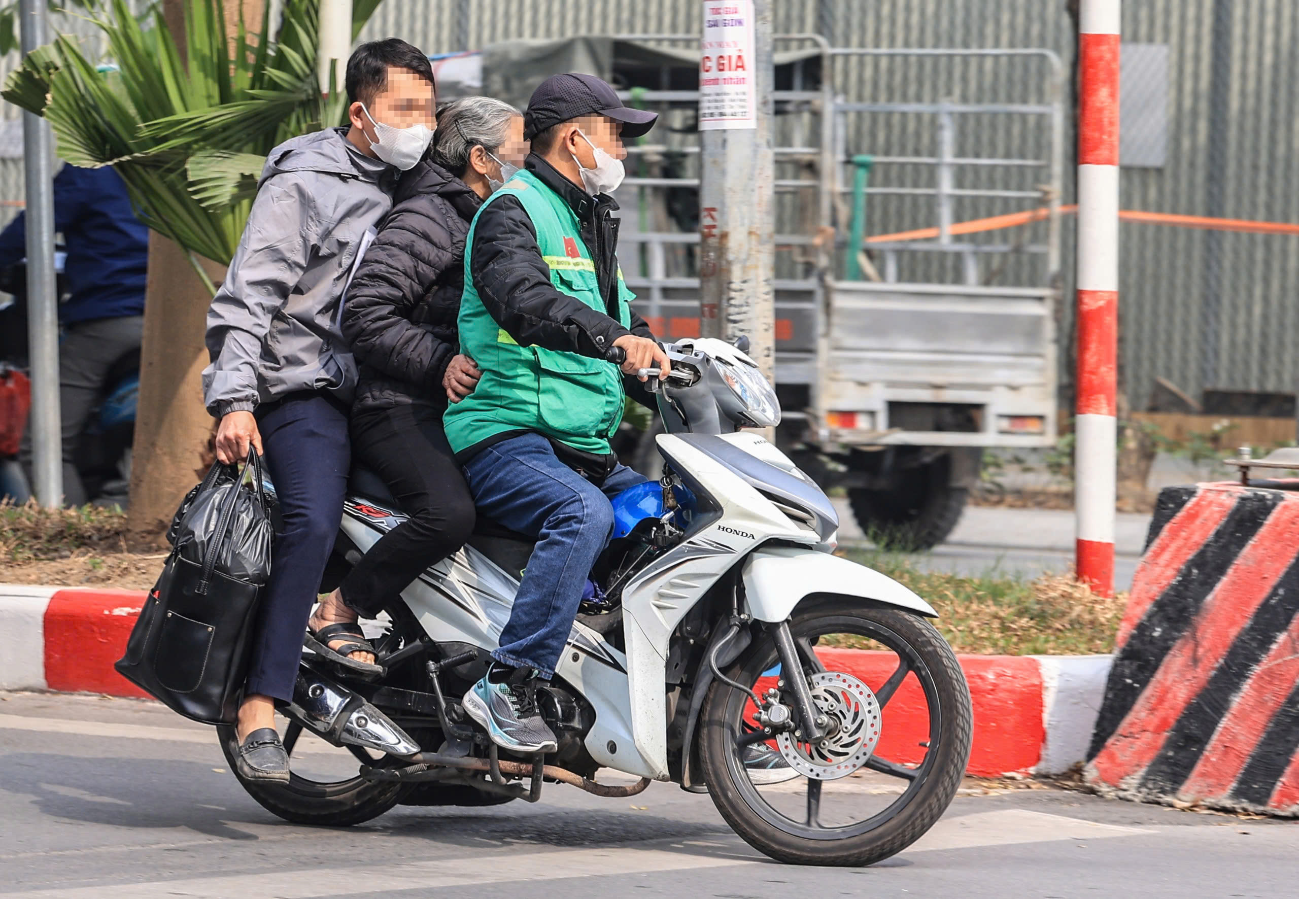 Mu&ocirc;n kiểu vi phạm của xe &ocirc;m c&ocirc;ng nghệ- Ảnh 13.