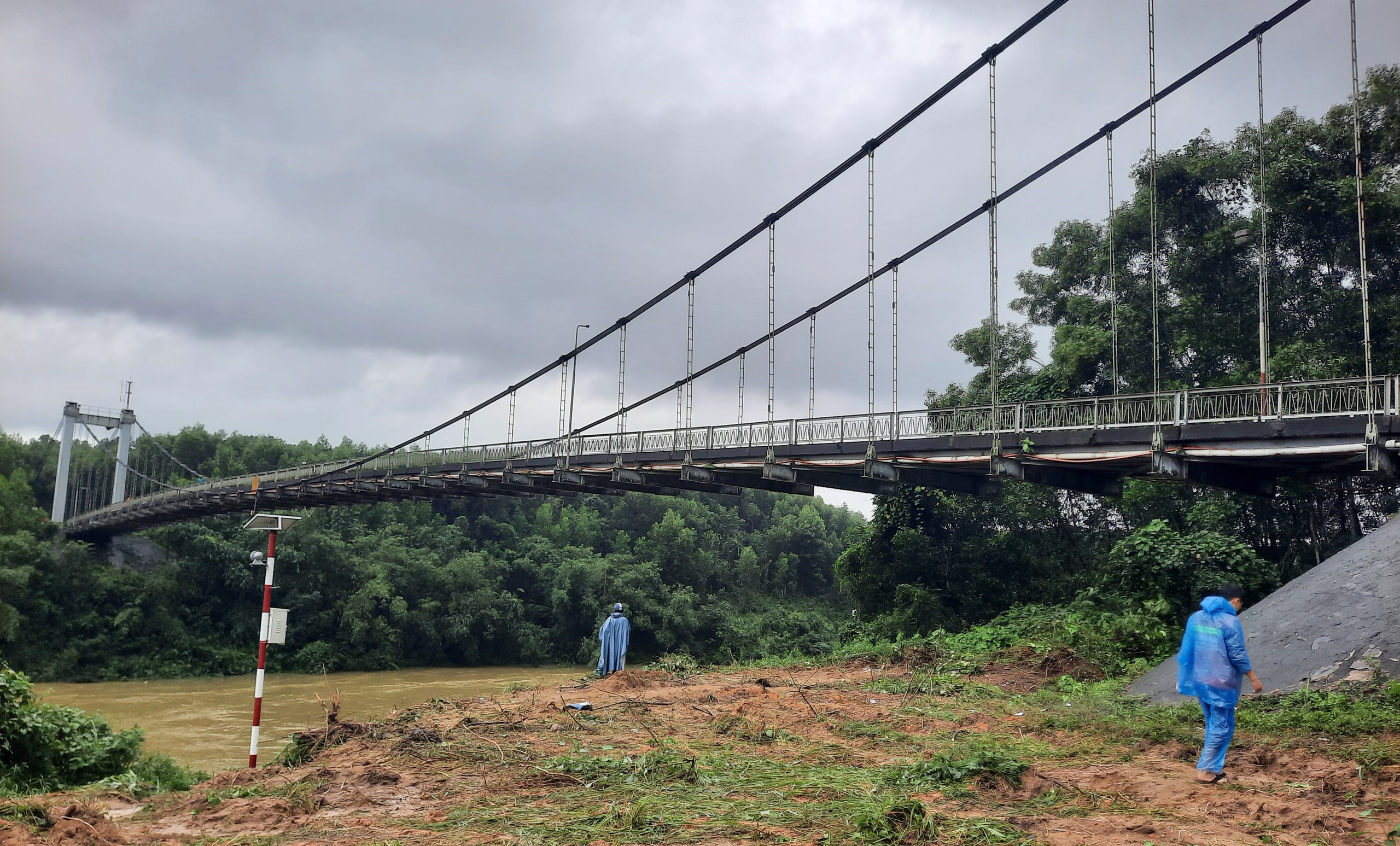 Hơn 75 tỷ đồng x&acirc;y cầu mới thay thế cầu treo B&igrave;nh Th&agrave;nh sau vụ xe r&aacute;c rơi xuống s&ocirc;ng- Ảnh 1.