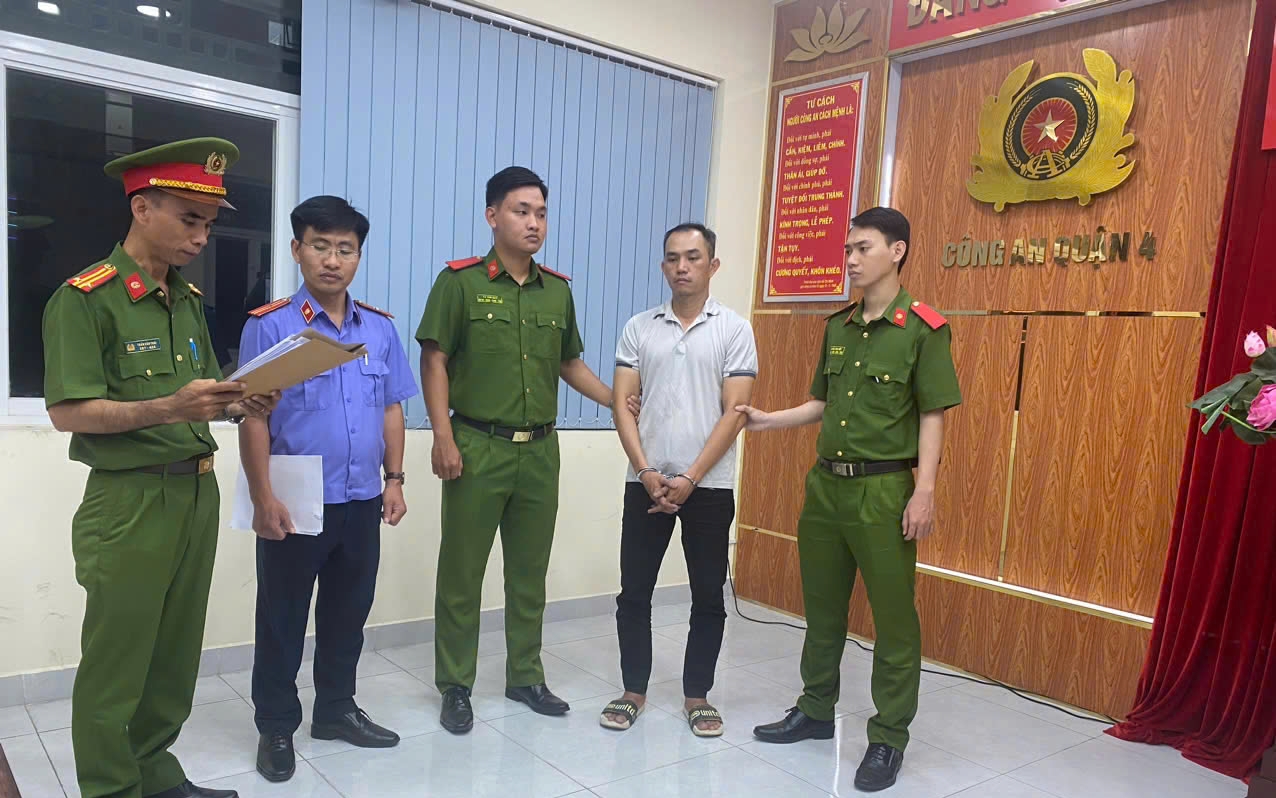 Bắt khẩn cấp g&atilde; đ&agrave;n &ocirc;ng đấm, đạp v&agrave;o mặt người phụ nữ sau va quệt giao th&ocirc;ng