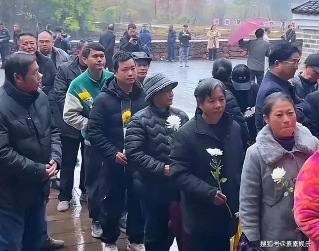 Nhiều người đội mưa tiễn biệt nh&agrave; văn Quỳnh Dao tại qu&ecirc; nh&agrave;- Ảnh 1.