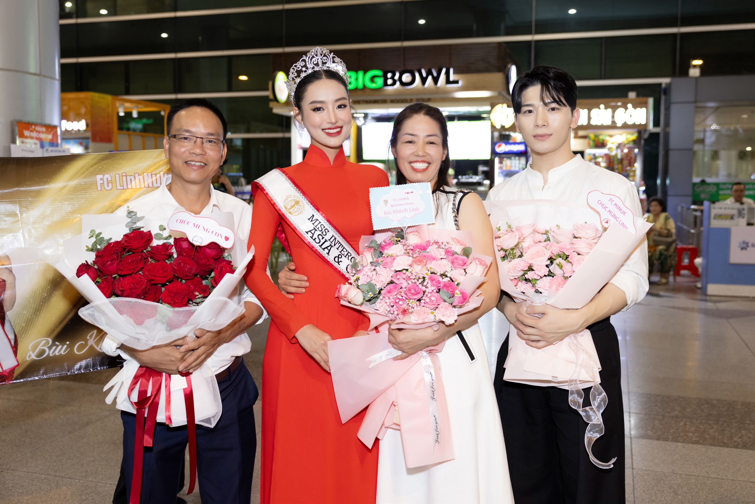 Gia đình của á hậu Bùi Khánh Linh cũng có mặt để đón nàng hậu từ Ai Cập về nước. Gia đình của á hậu Bùi Khánh Linh cũng có mặt để đón nàng hậu từ Ai Cập về nước.