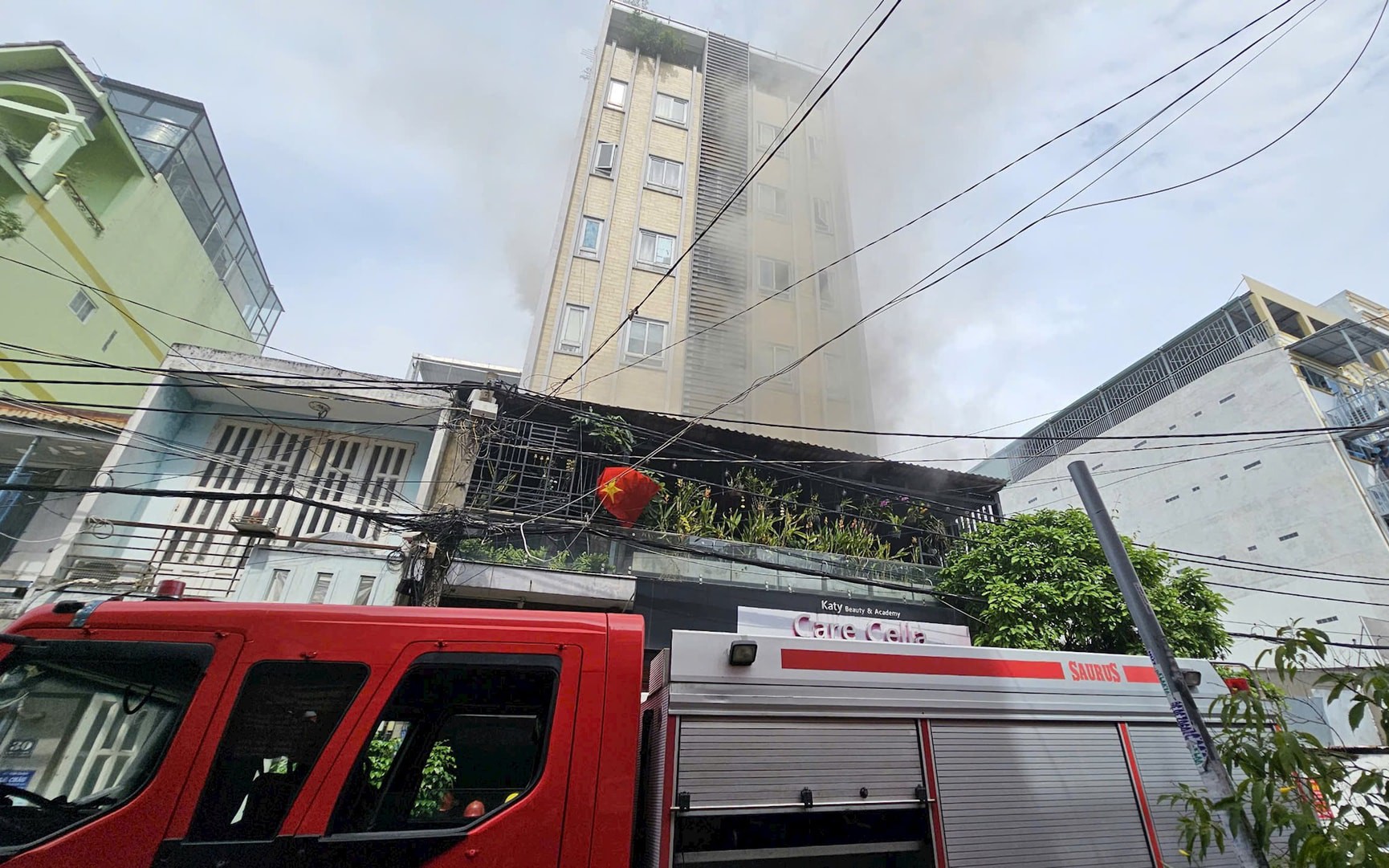 Nổ hệ thống điện năng lượng mặt trời, nhà cao tầng bốc cháy dữ dội- Ảnh 2. Cứu 15 người ra khỏi vụ cháy nhà dân kết hợp cho thuê trọ