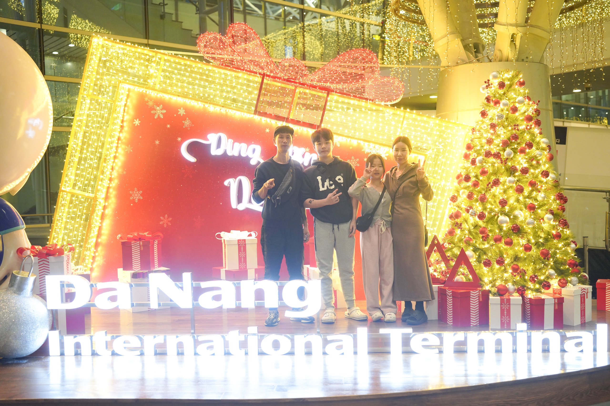 Nh&agrave; ga h&agrave;nh kh&aacute;ch quốc tế Đ&agrave; Nẵng lung linh trước thềm Gi&aacute;ng sinh- Ảnh 1.