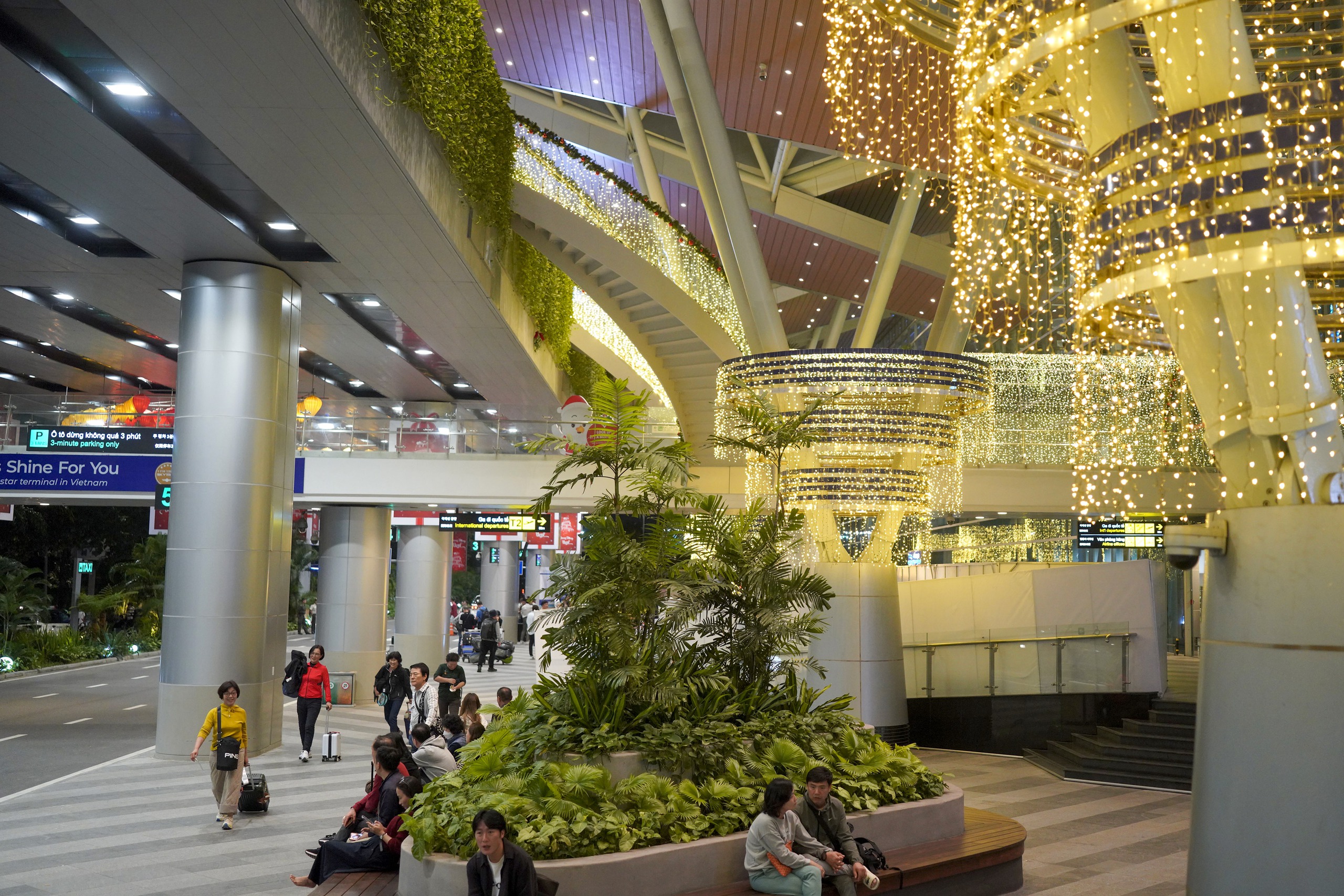 Nh&agrave; ga h&agrave;nh kh&aacute;ch quốc tế Đ&agrave; Nẵng lung linh trước thềm Gi&aacute;ng sinh- Ảnh 3.