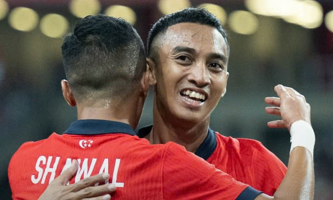 AFF Cup 2024: Thủ m&ocirc;n mắc sai lầm ngớ ngẩn, Campuchia thua cay đắng Singapore- Ảnh 1.