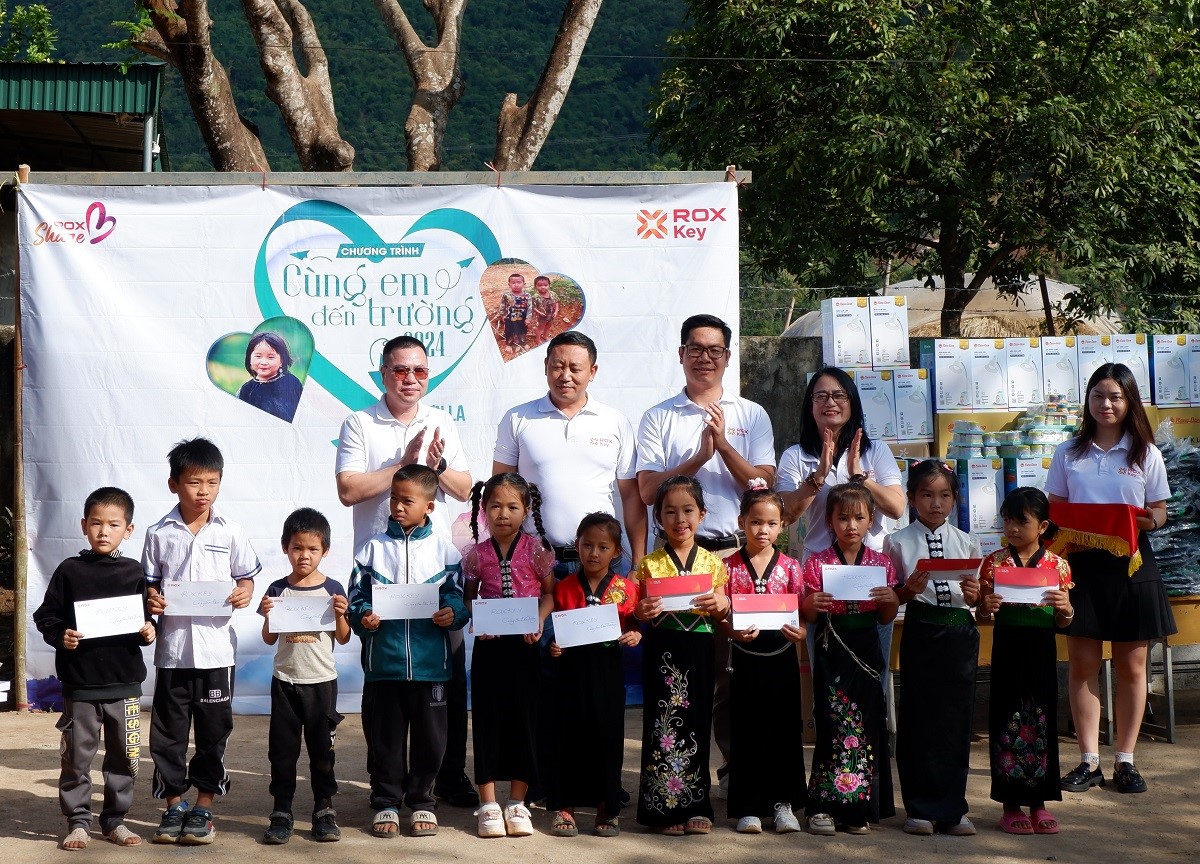 ROX Key tiếp sức cùng em đến trường ở Chiềng Ban- Ảnh 2. ROX Key tiếp sức cùng em đến trường ở Chiềng Ban- Ảnh 2.