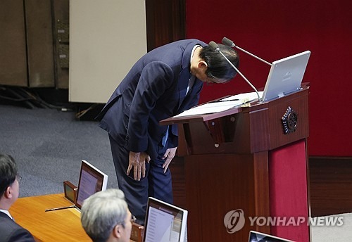 Thủ tướng Hàn Quốc cúi đầu xin lỗi vì không phản đối thiết quân luật đến cùng- Ảnh 1. Thủ tướng Hàn Quốc cúi đầu xin lỗi vì không phản đối thiết quân luật đến cùng- Ảnh 1.