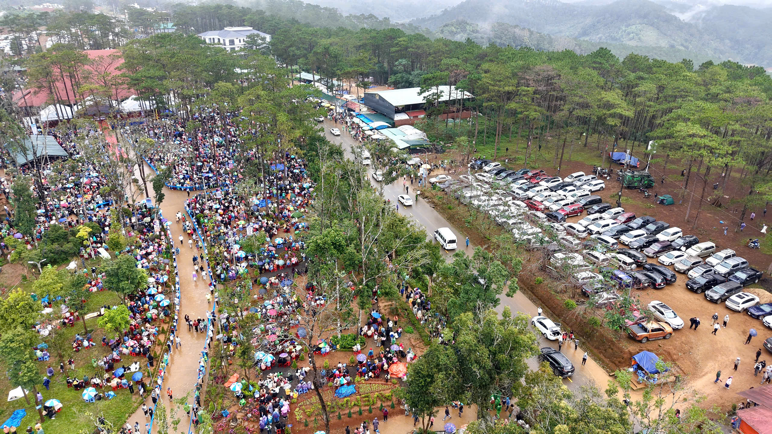 Hàng nghìn du khách đổ về lễ hội Đức Mẹ Măng Đen- Ảnh 1. Hàng nghìn du khách đổ về lễ hội Đức Mẹ Măng Đen- Ảnh 1.