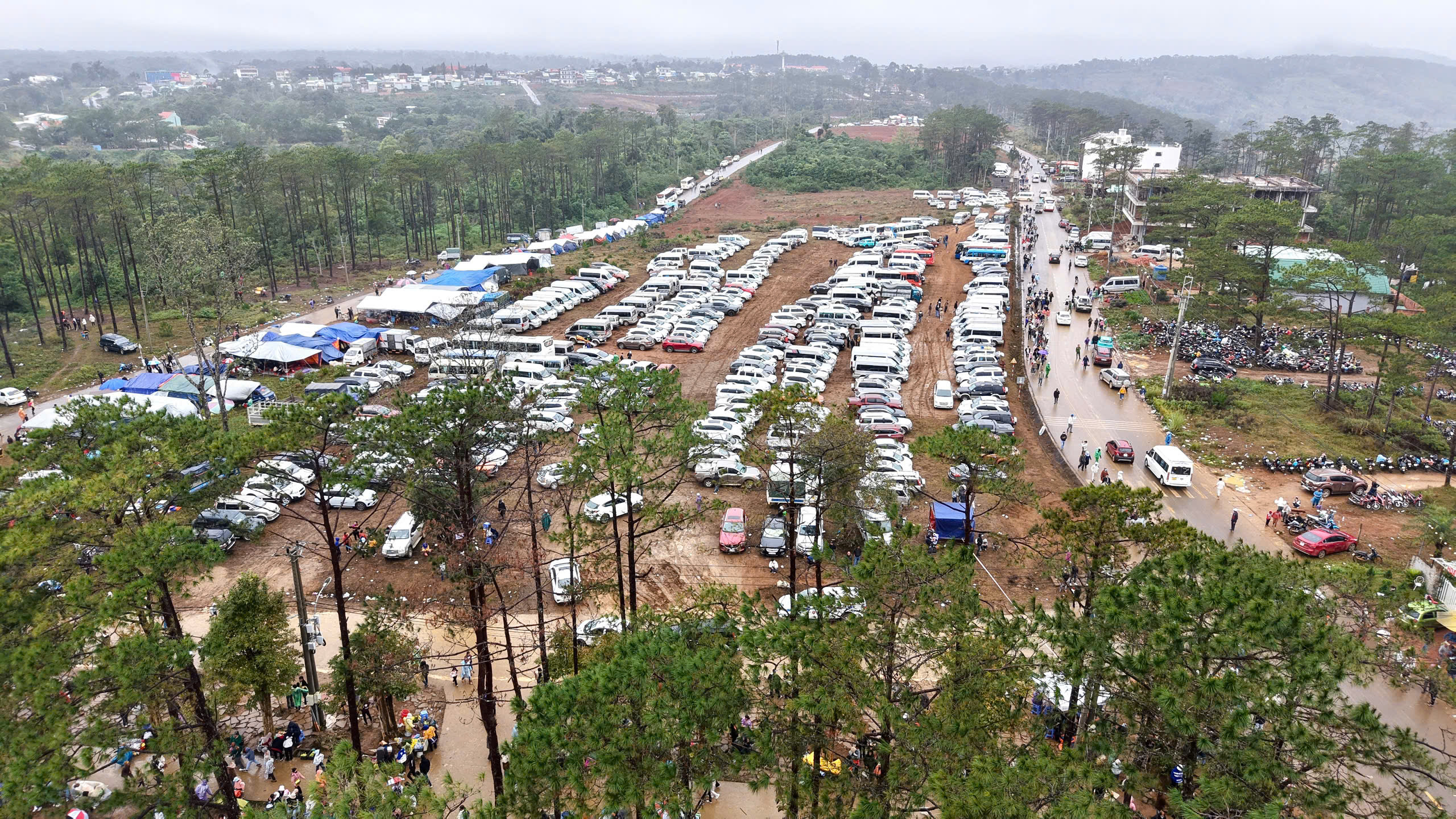 Hàng nghìn du khách đổ về lễ hội Đức Mẹ Măng Đen- Ảnh 6. Hàng nghìn du khách đổ về lễ hội Đức Mẹ Măng Đen- Ảnh 6.