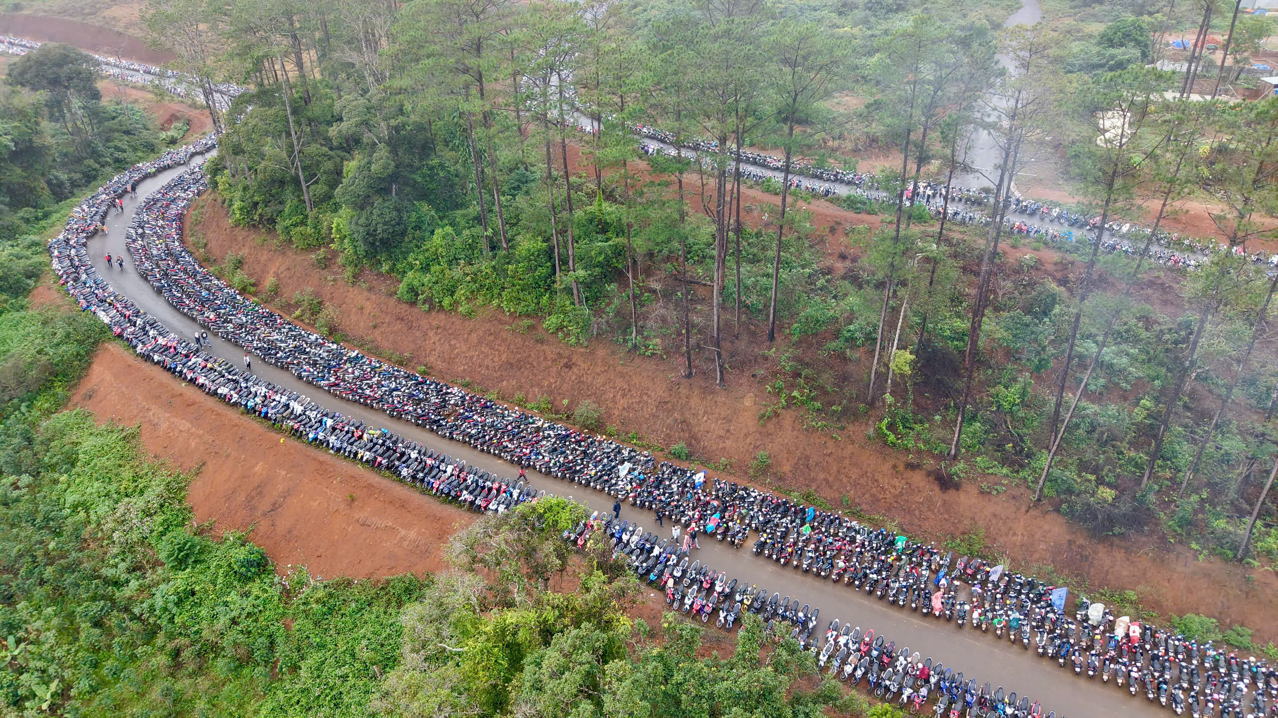 Hàng nghìn du khách đổ về lễ hội Đức Mẹ Măng Đen- Ảnh 5. Hàng nghìn du khách đổ về lễ hội Đức Mẹ Măng Đen- Ảnh 5.