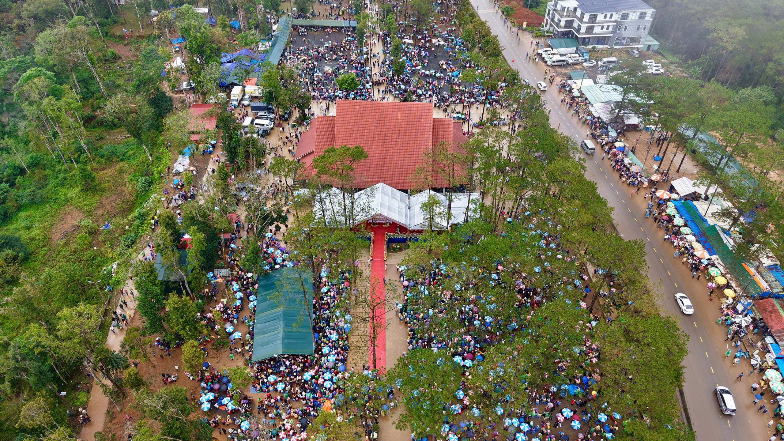 Hàng nghìn du khách đổ về lễ hội Đức Mẹ Măng Đen- Ảnh 4. Hàng nghìn du khách đổ về lễ hội Đức Mẹ Măng Đen- Ảnh 4.