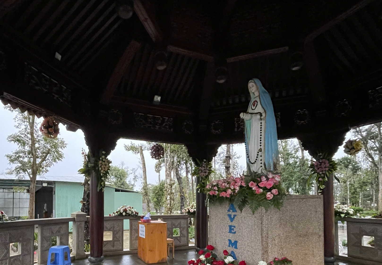 Hàng nghìn du khách đổ về lễ hội Đức Mẹ Măng Đen- Ảnh 2. Hàng nghìn du khách đổ về lễ hội Đức Mẹ Măng Đen- Ảnh 2.