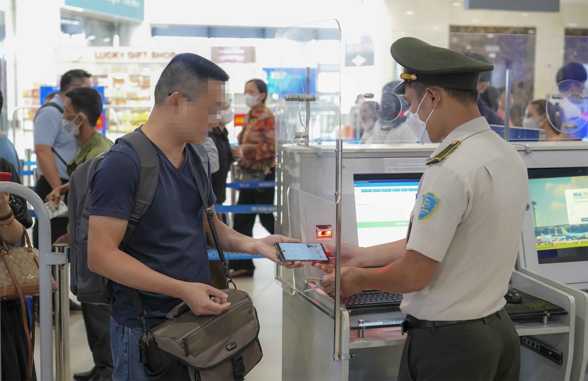 Nợ thuế bao nhi&ecirc;u mới cấm xuất cảnh?- Ảnh 1.