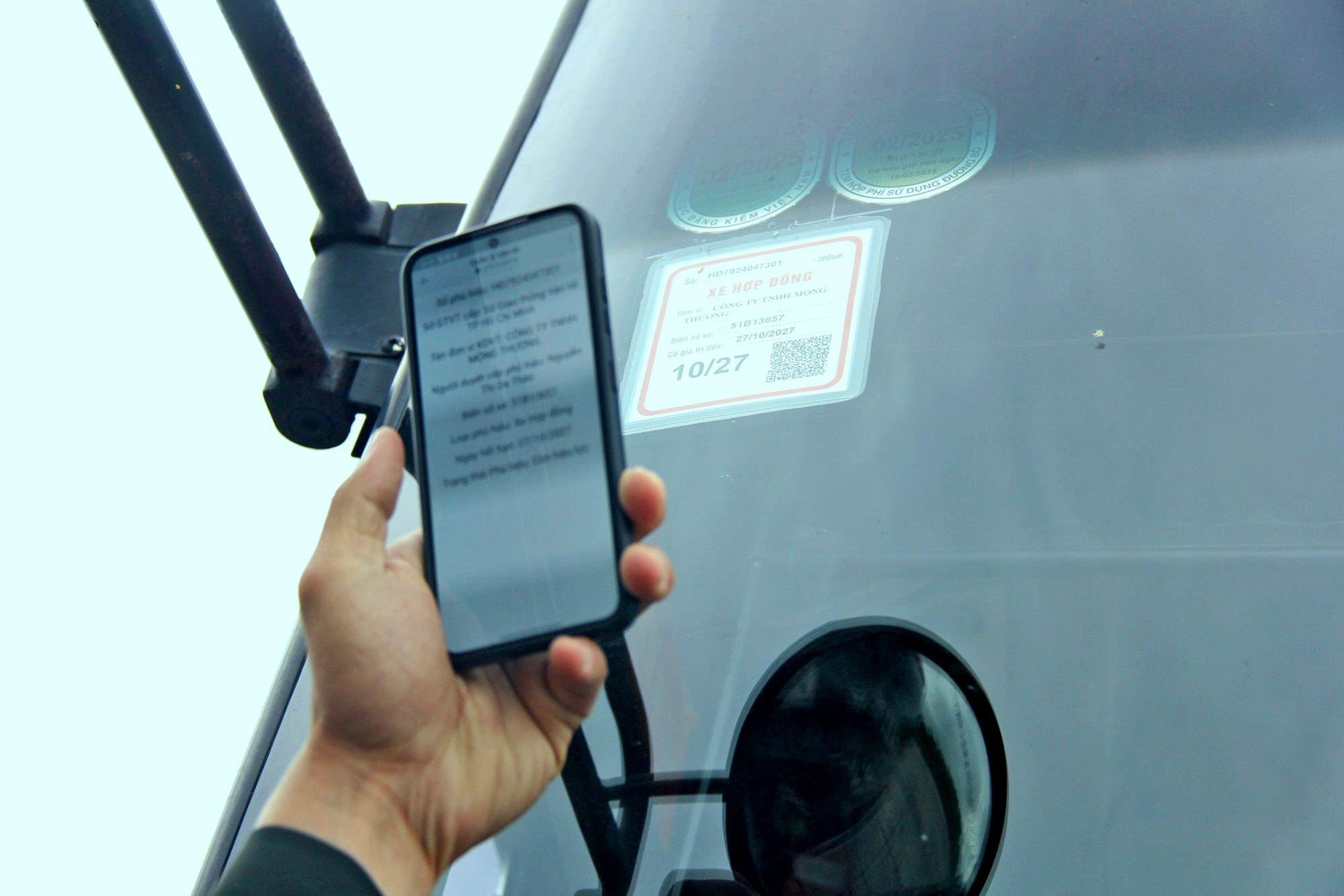 CSGT qu&eacute;t m&atilde; QR, ngăn vi phạm tr&ecirc;n cao tốc- Ảnh 2.