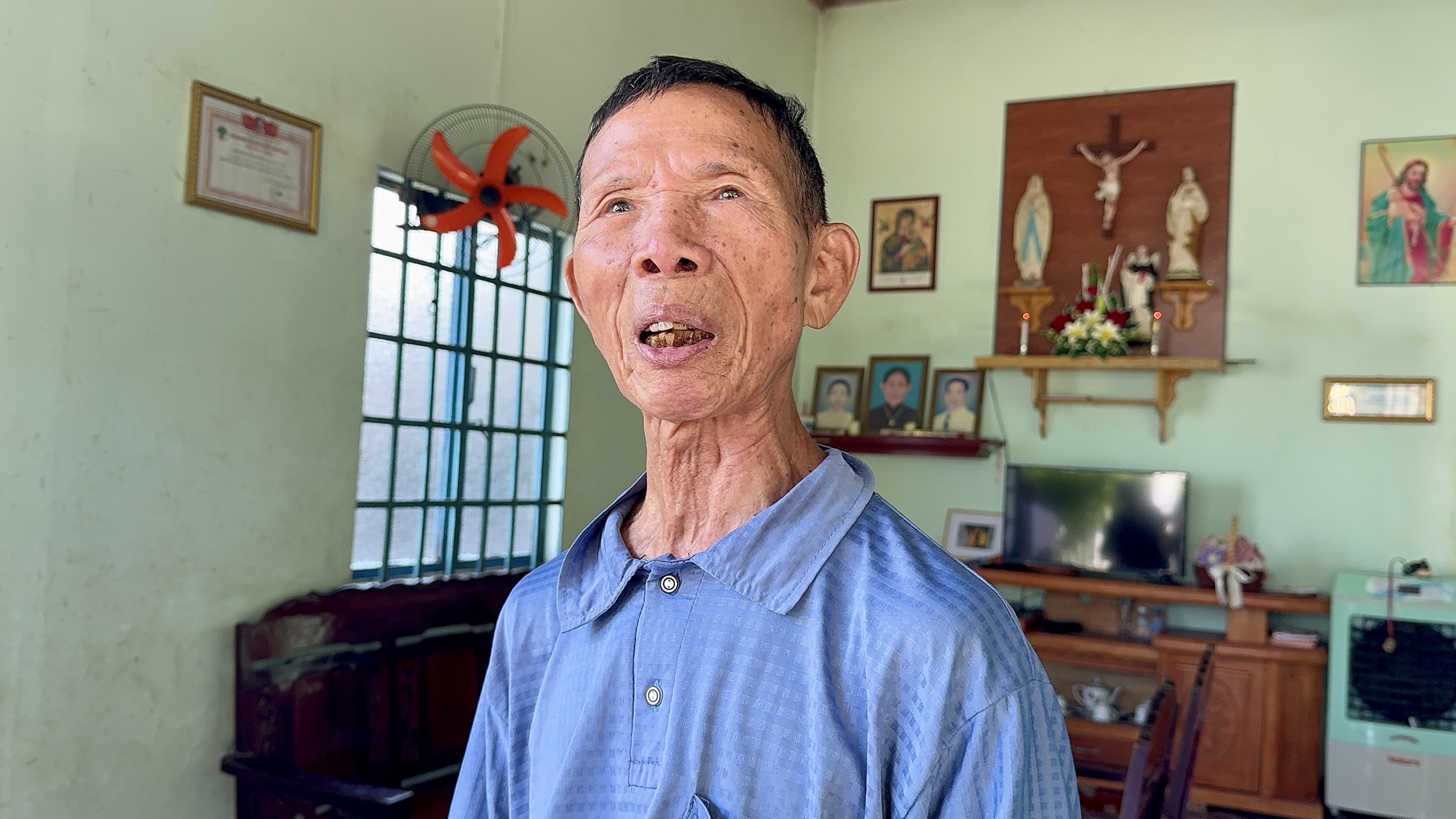 Thương cảnh ông nội già yếu 17 năm nuôi hai cháu mồ côi cha mẹ do TNGT- Ảnh 2. Thương cảnh ông nội già yếu 17 năm nuôi hai cháu mồ côi cha mẹ do TNGT- Ảnh 2.