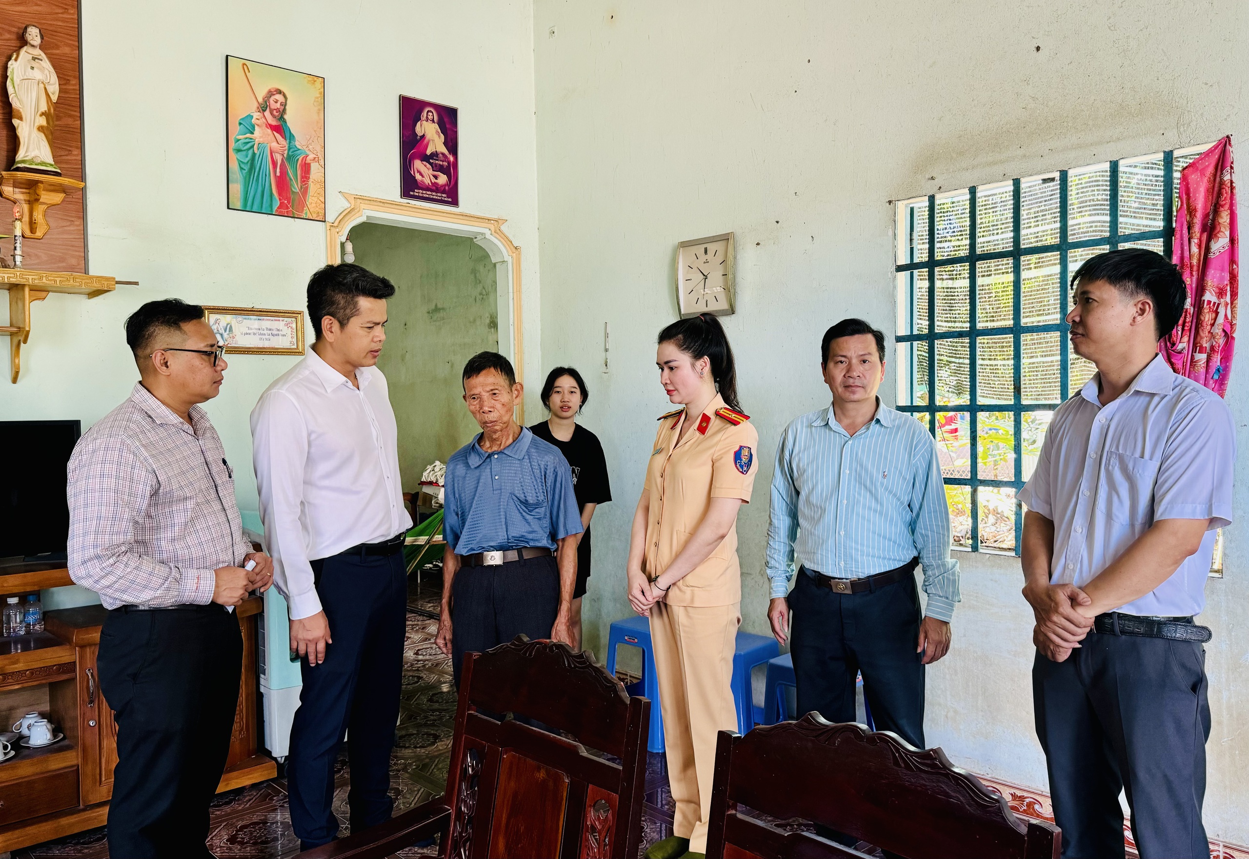 Thương cảnh ông nội già yếu 17 năm nuôi hai cháu mồ côi cha mẹ do TNGT- Ảnh 1. Thương cảnh ông nội già yếu 17 năm nuôi hai cháu mồ côi cha mẹ do TNGT- Ảnh 1.