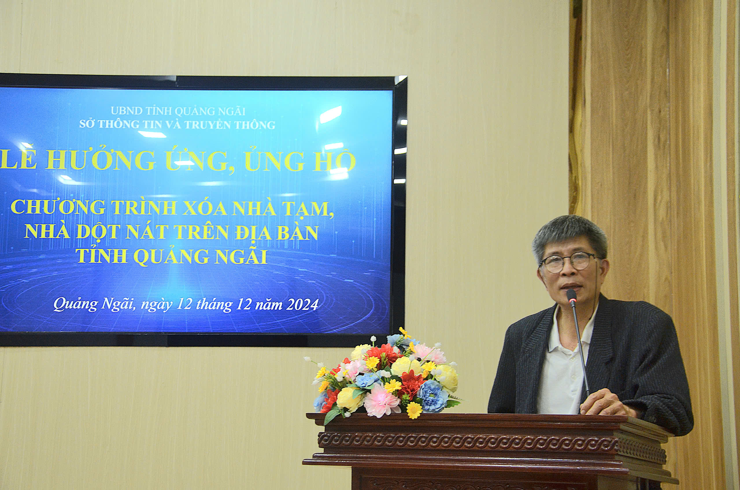 Sở TT&TT Quảng Ng&atilde;i c&ugrave;ng c&aacute;c cơ quan b&aacute;o ch&iacute; đồng h&agrave;nh x&oacute;a nh&agrave; tạm, nh&agrave; dột n&aacute;t- Ảnh 3.