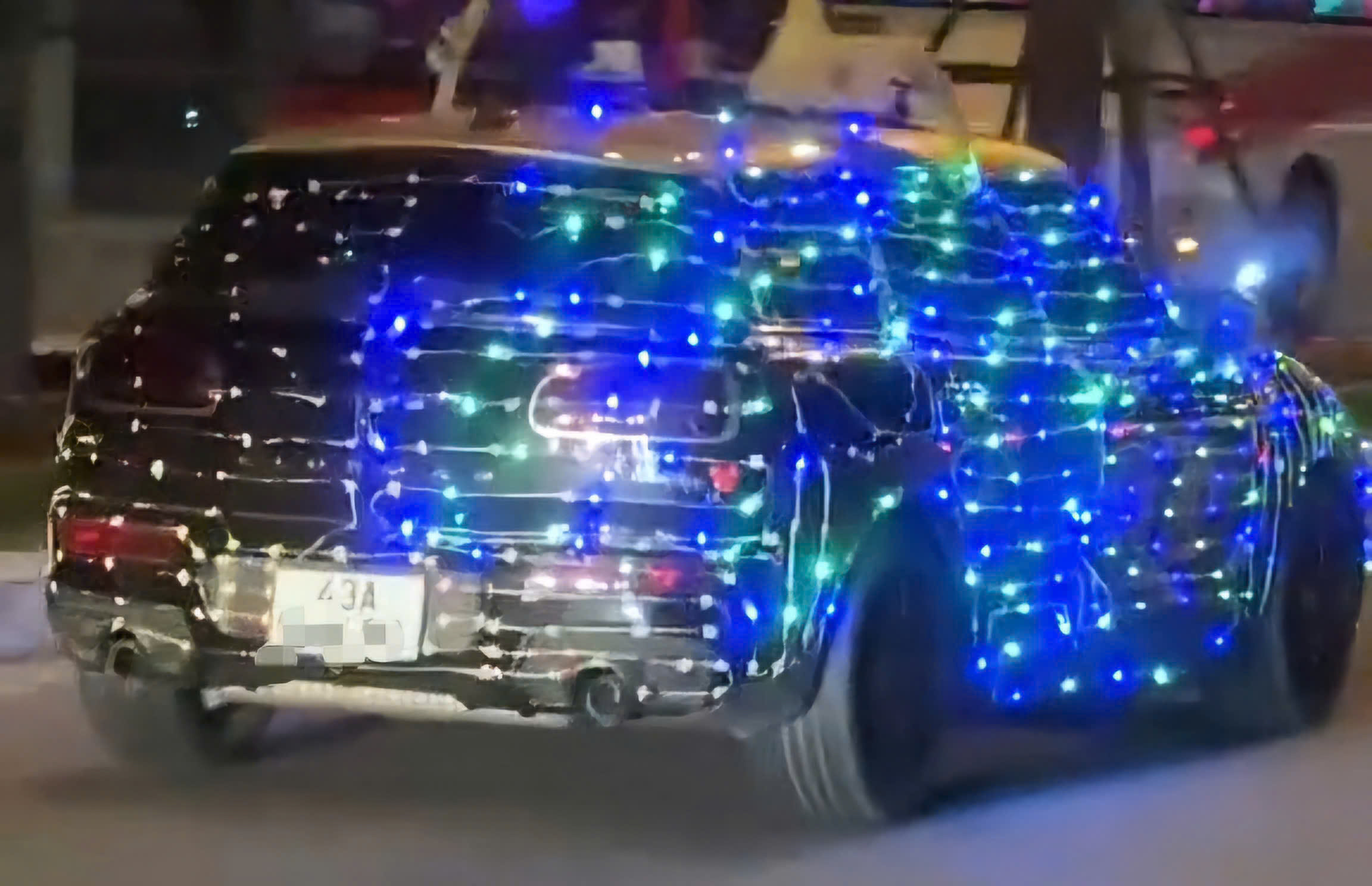 Lập bi&ecirc;n bản phạt chủ &ocirc; t&ocirc; phủ đầy đ&egrave;n led, diễu h&agrave;nh tr&ecirc;n cầu Rồng - Ảnh 1.