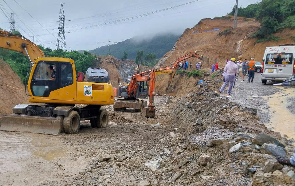 Sạt lở g&acirc;y tắc đ&egrave;o An Kh&ecirc; đang được khắc phục thế n&agrave;o?- Ảnh 5.
