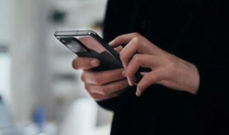 Giả mạo c&ocirc;ng an lừa người phụ nữ 55 tuổi chuyển khoản 3 tỷ đồng- Ảnh 1.