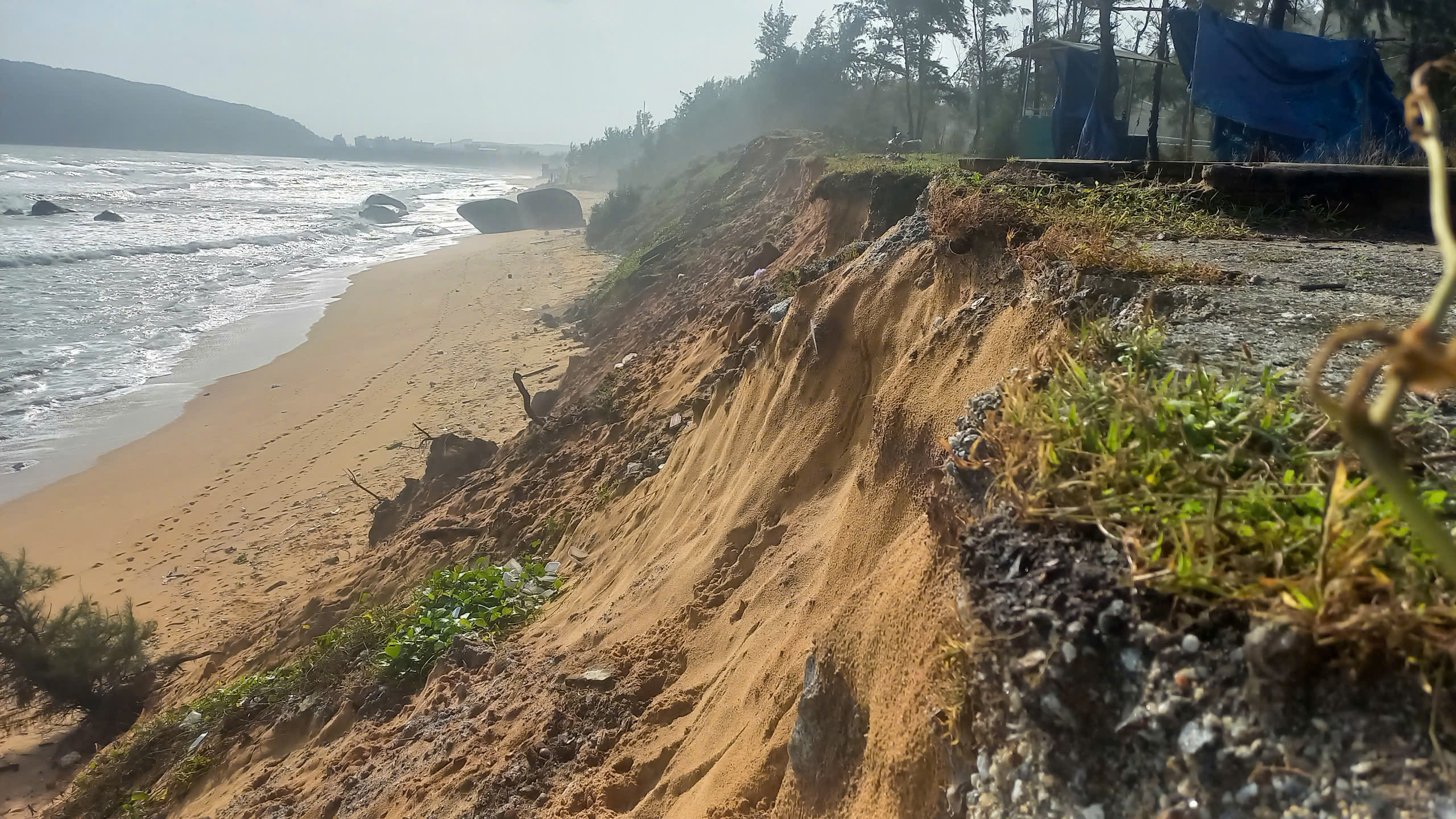 Quảng Ngãi: Sạt lở bờ biển uy hiếp đường giao thông, nhà máy lọc dầu- Ảnh 2. Quảng Ngãi: Sạt lở bờ biển uy hiếp đường giao thông, nhà máy lọc dầu- Ảnh 2.