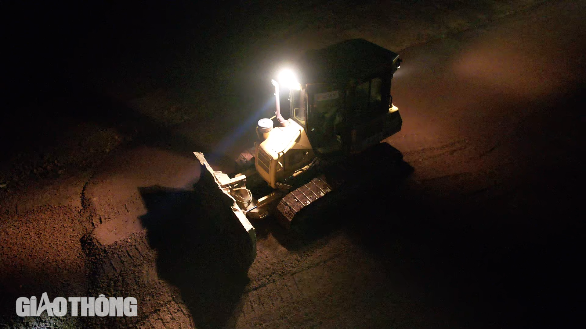 Xuy&ecirc;n đ&ecirc;m thi c&ocirc;ng, cao tốc qua Đồng Nai sắp thảm 2km nhựa đầu ti&ecirc;n- Ảnh 4.